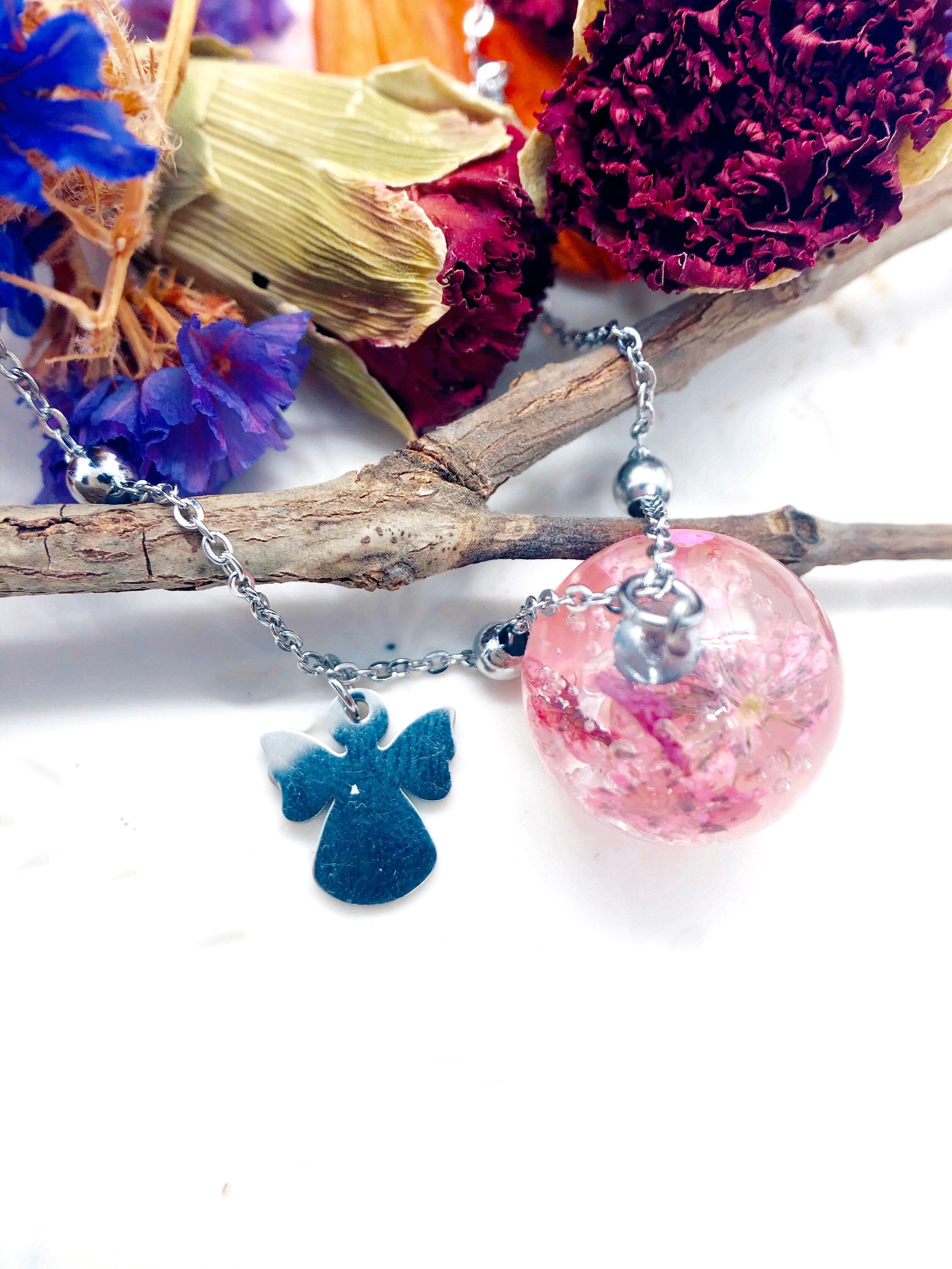 Collana donna mamma richiamo degli angeli. Collana donna incinta fiori veri rosa pressati essiccati in resina. Gioielli resina sfera.