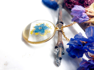 Collana ciondolo ottone fiori veri Forget me not nontiscordardimé resina. Catenella acciaio oro Gioielli minimalist terrarium natura