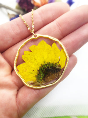 Collana donna Mini Girasole fiore vero essiccato pressato in resina.ciondolo pendente oro ottone. Regalo unico. Accessorio fiore vero