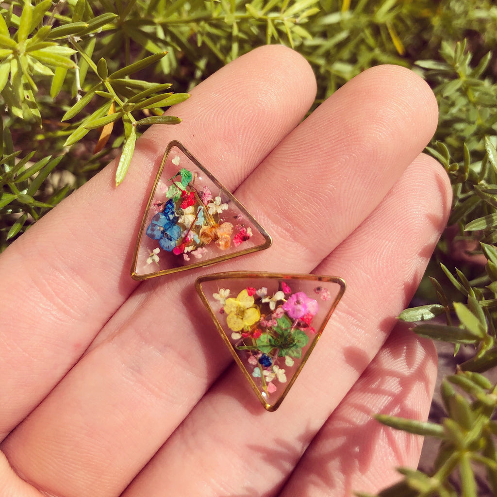 Orecchini triangoli oro al lobo trasparenti resina fiori veri colorati arcobaleno. gioielli fiori veri secchi pressati. Regalo donna unico