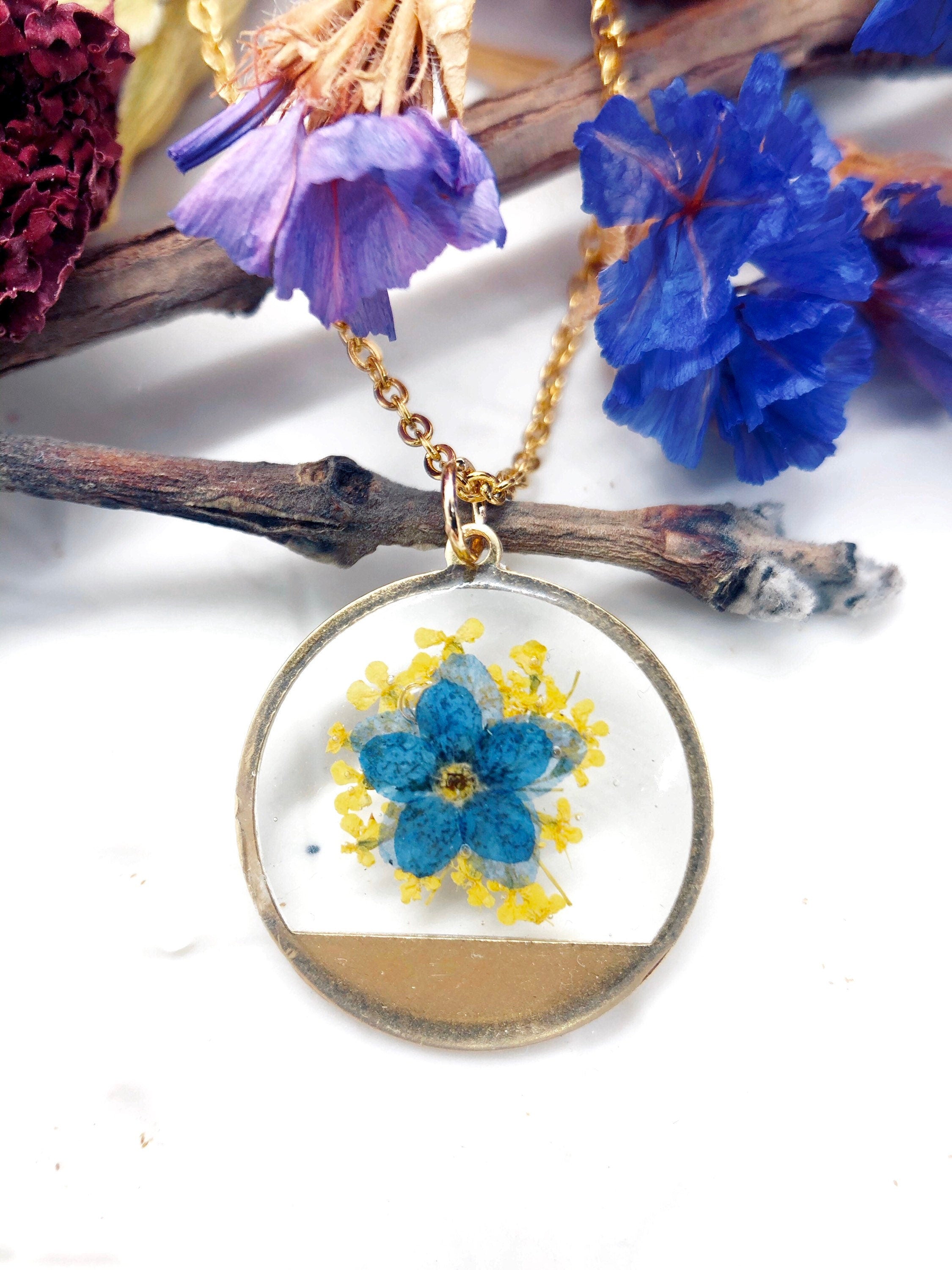 Collana ciondolo ottone fiori veri Forget me not nontiscordardimé resina. Catenella acciaio oro Gioielli minimalist terrarium natura