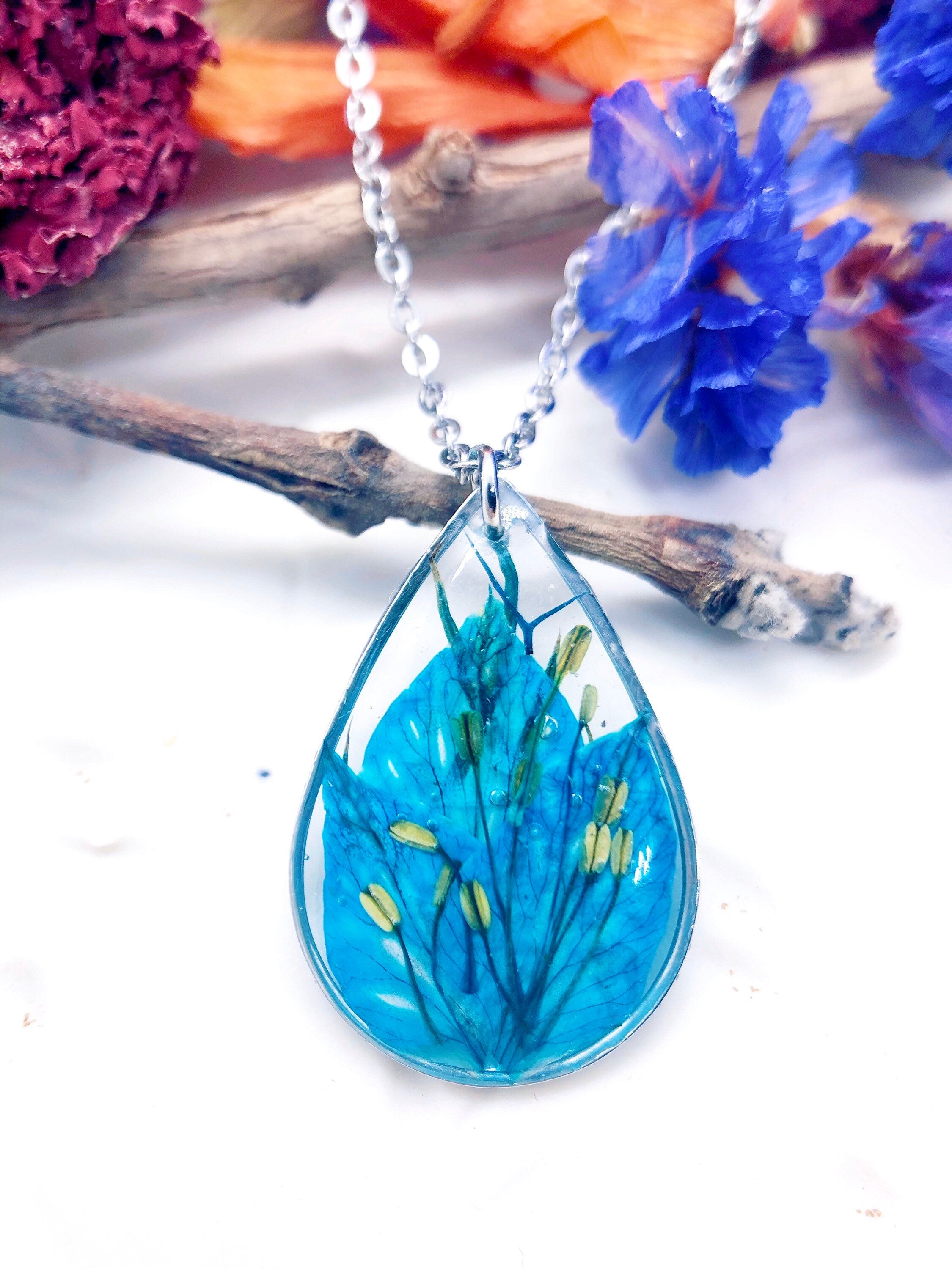 Collana donna Ciondolo goccia piccolo fiore vero petali nigella blu con catena acciaio argento.Gioielli resina.Fiori pressati essiccati