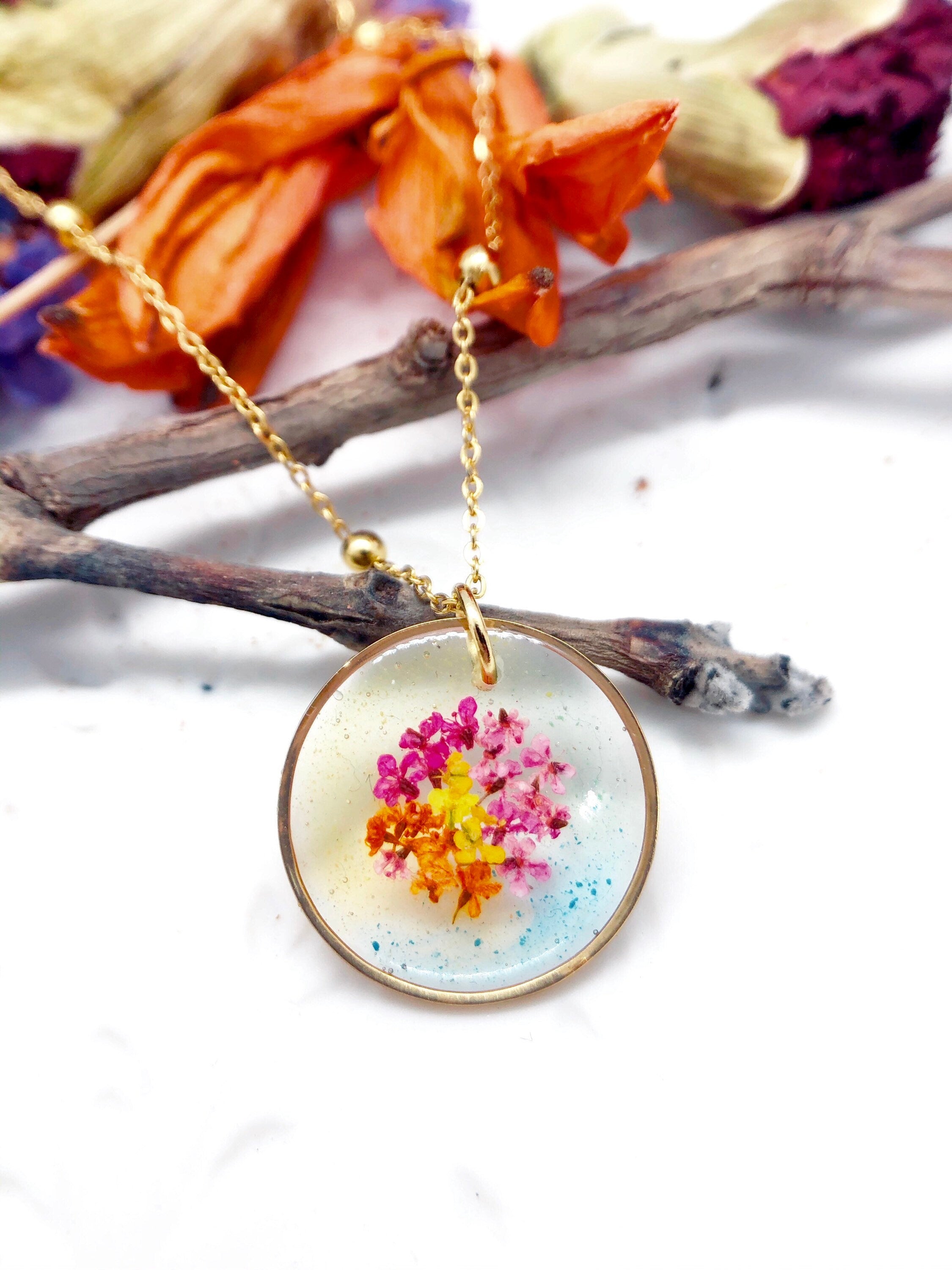 Collana donna oro tramonto fiori veri pizzo multicolore essiccati e pressati.catenina acciaio oro ciondolo resina UV. Gioielli arcobaleno