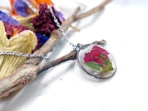 Collana donna ciondolo fiore vero Bocciolo rosa rossa in resina. Catenella acciaio Gioielli cristalli fiori essiccati pressati terrarium