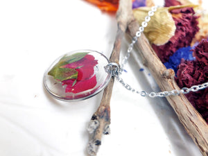 Collana donna ciondolo fiore vero Bocciolo rosa rossa in resina. Catenella acciaio Gioielli cristalli fiori essiccati pressati terrarium