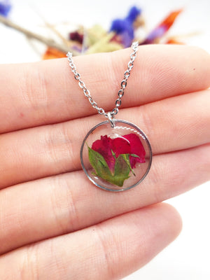 Collana donna ciondolo fiore vero Bocciolo rosa rossa in resina. Catenella acciaio Gioielli cristalli fiori essiccati pressati terrarium