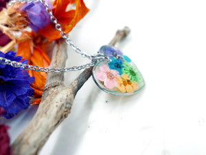 Collana donna ciondolo cuore con fiori veri arcobaleno in resina. Catenella acciaio. Gioielli floreali botanical terrarium natura