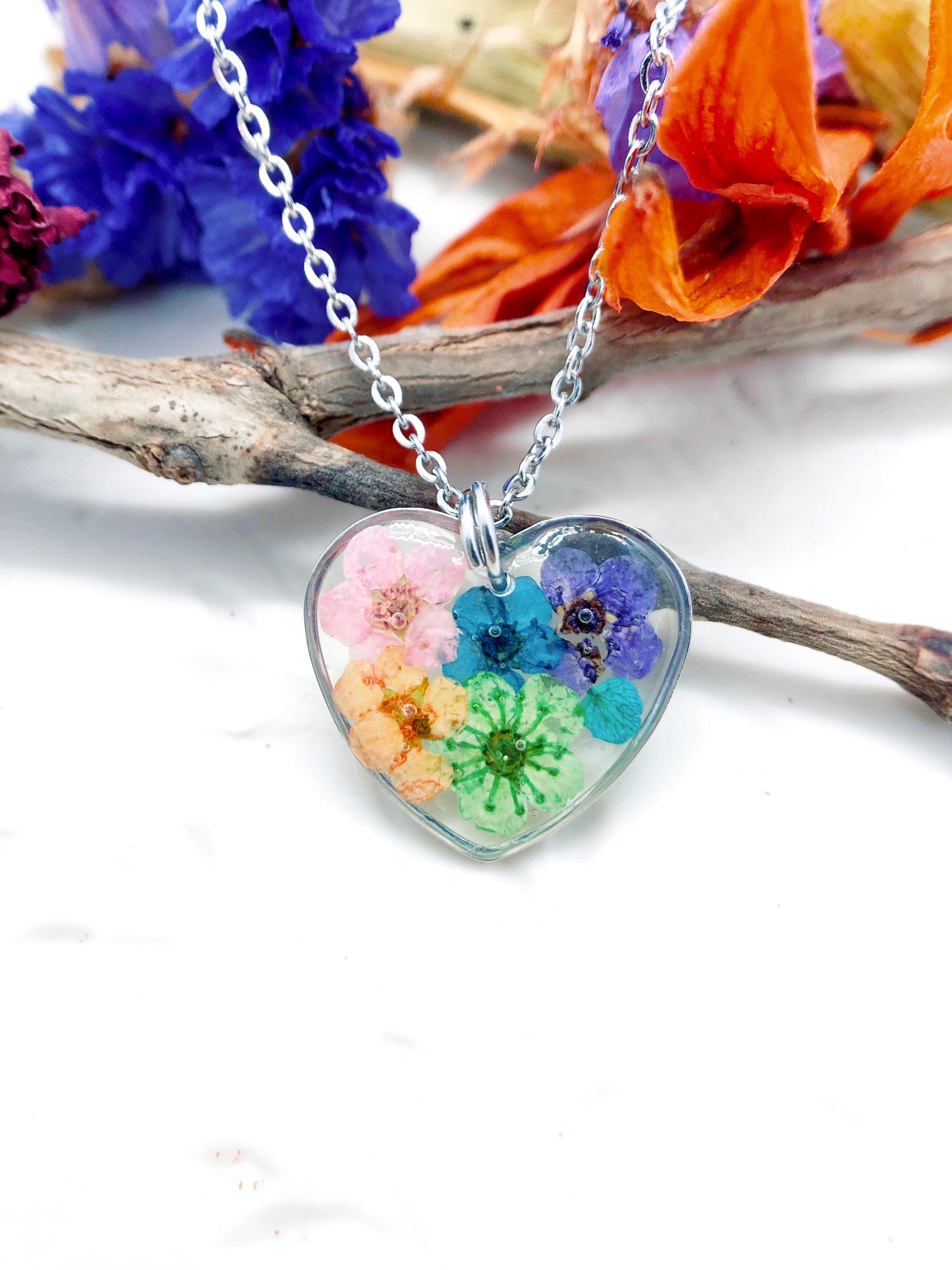 Collana donna ciondolo cuore con fiori veri arcobaleno in resina. Catenella acciaio. Gioielli floreali botanical terrarium natura