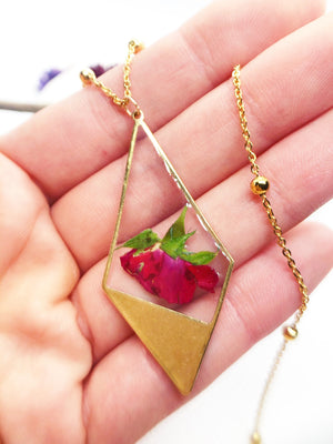 Collana donna ciondolo fiore vero Bocciolo rosa rossa in resina. Catenella acciaio oro Gioielli cristalli fiori essiccati pressati terrarium