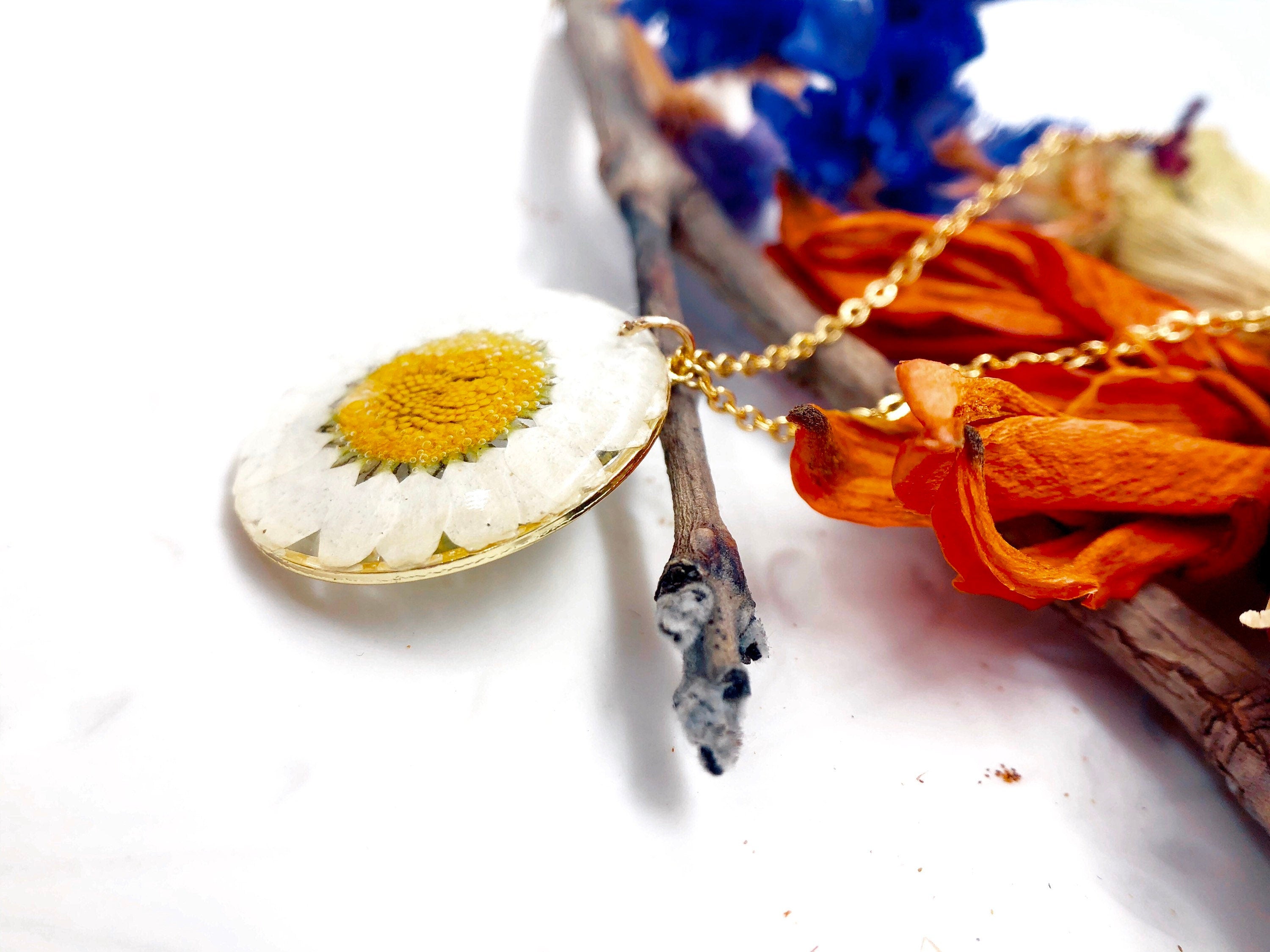 Real white daisy flower necklace for women. Dried flower jewelry pressed in resin. Women's gold necklace accessories. Unique gift for her.