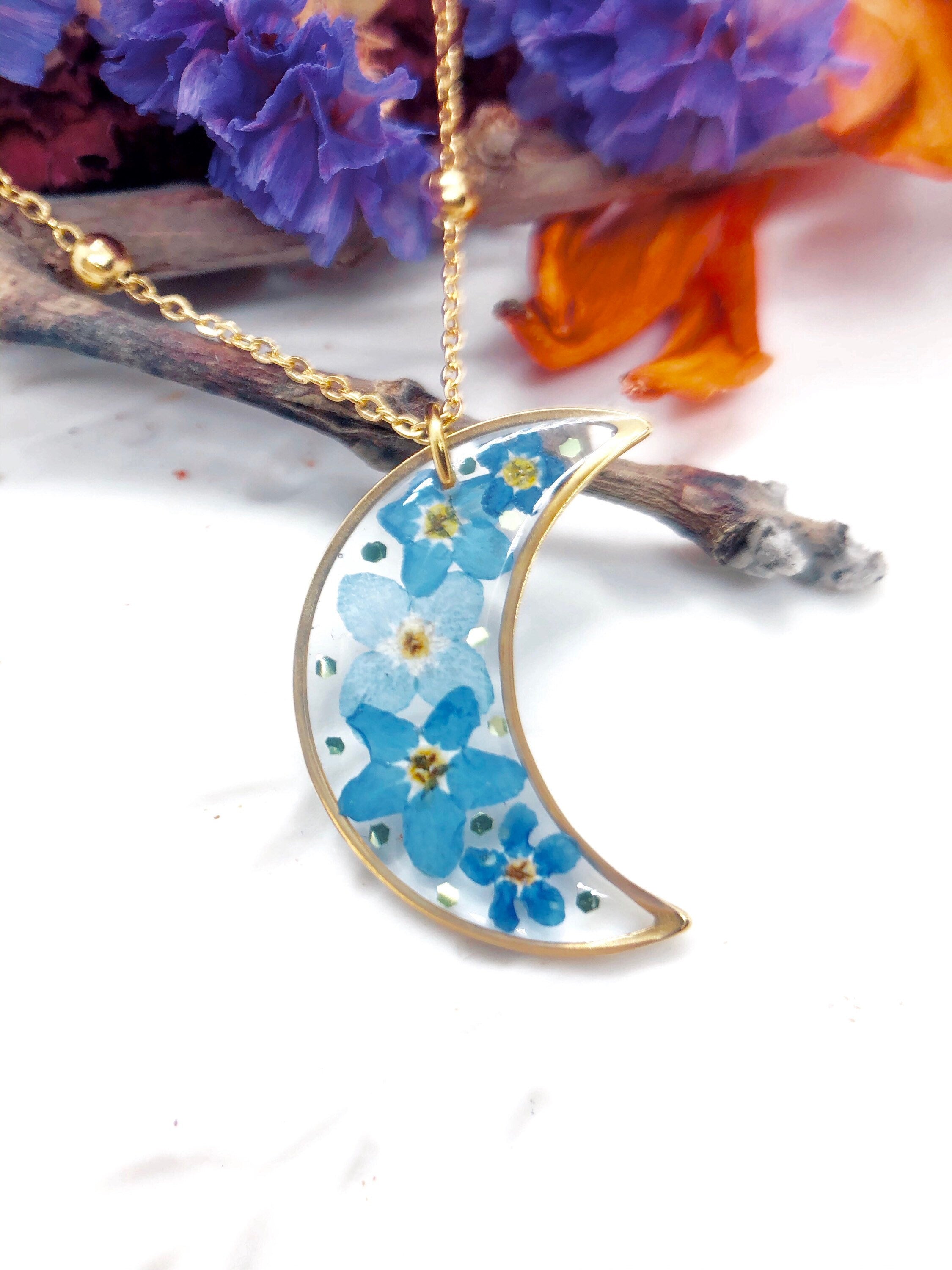 Collana Luna fiori veri Forget me not in resina uv. Ciondolo Luna oro nontiscordardimé .Gioielli resina.Fiori pressati essiccati