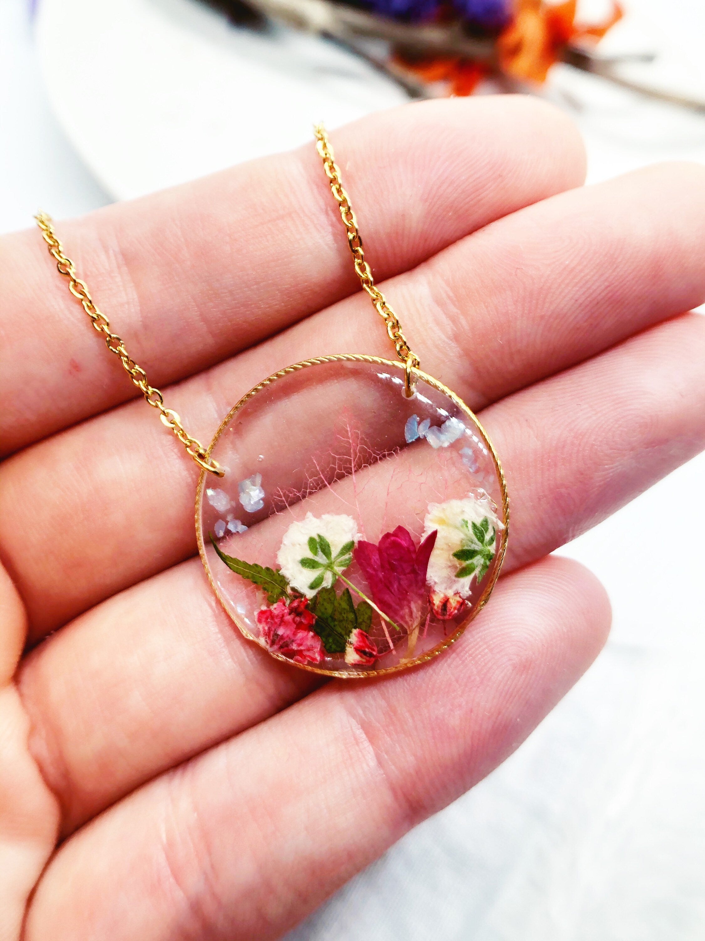 Collana donna mix fiori veri bianco rosa essiccati pressati in resina.ciondolo pendente oro. Regalo unico. Accessorio floreale fiordaliso