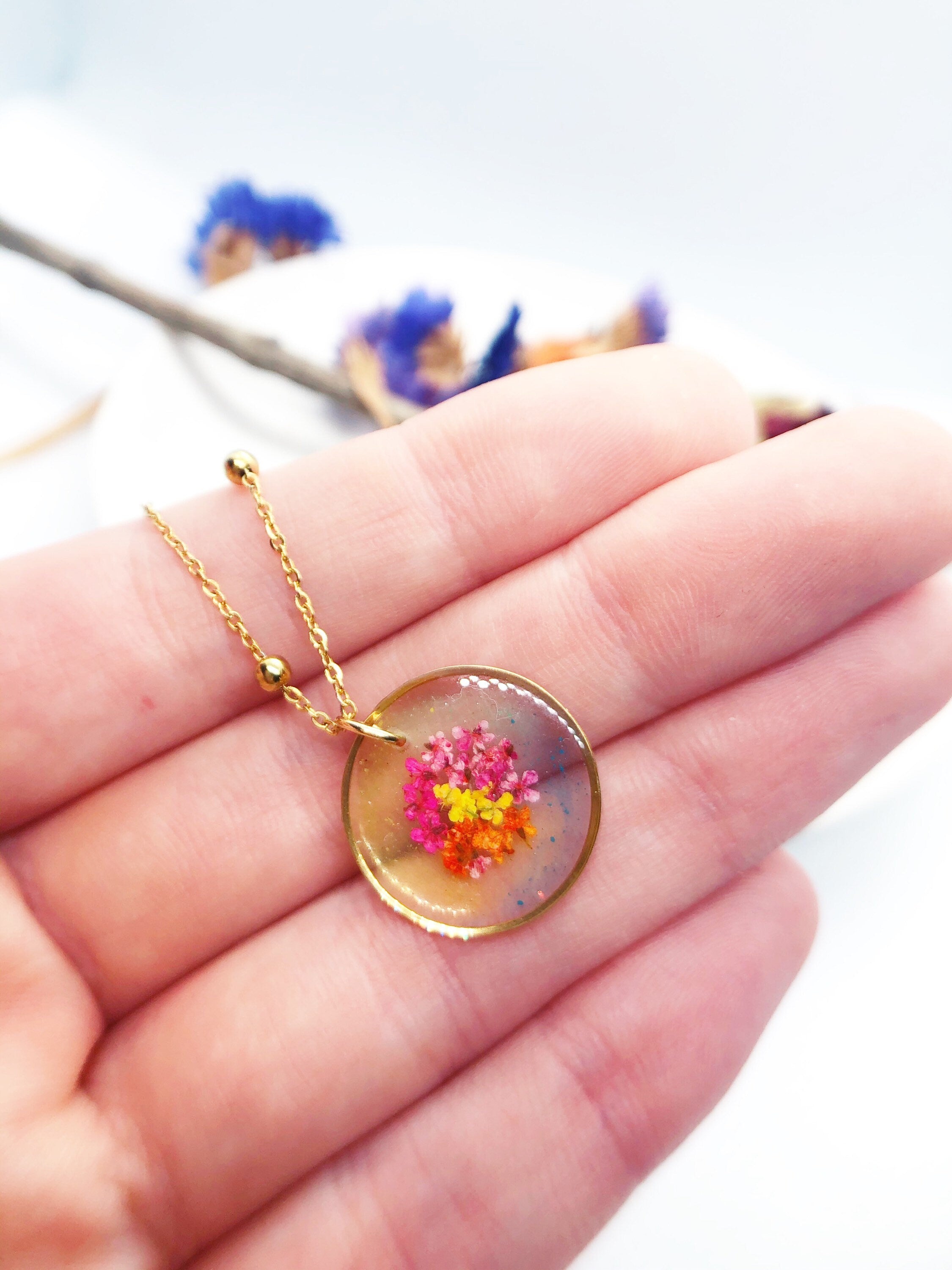 Collana donna oro tramonto fiori veri pizzo multicolore essiccati e pressati.catenina acciaio oro ciondolo resina UV. Gioielli arcobaleno