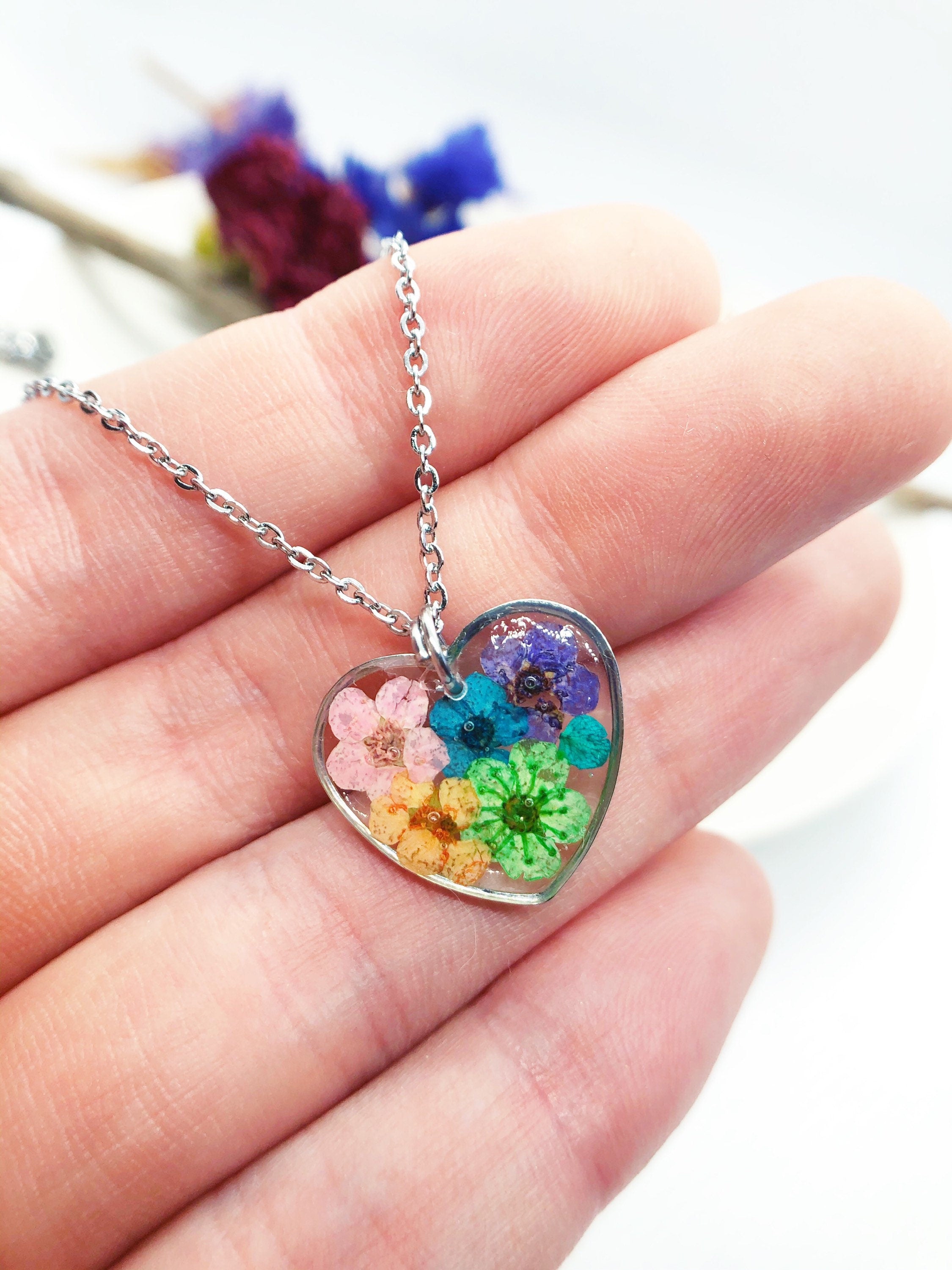 Collana donna ciondolo cuore con fiori veri arcobaleno in resina. Catenella acciaio. Gioielli floreali botanical terrarium natura