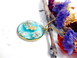 Collana donna ciondolo cielo azzurro nuvole fiori veri pizzo pressati essiccati in resina, catenella acciaio oro.Gioielli resina fiori veri.