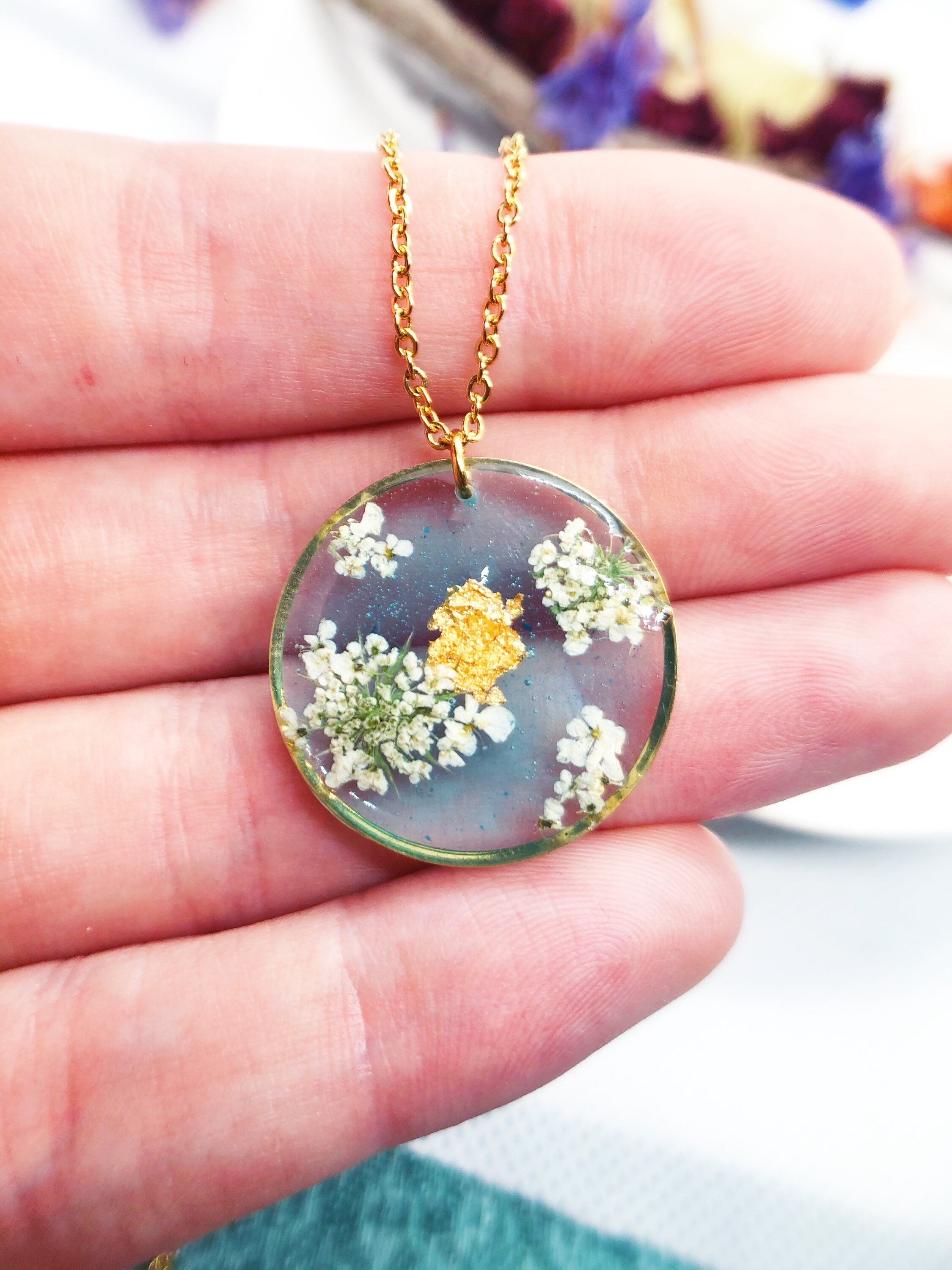 Collana donna ciondolo cielo azzurro nuvole fiori veri pizzo pressati essiccati in resina, catenella acciaio oro.Gioielli resina fiori veri.