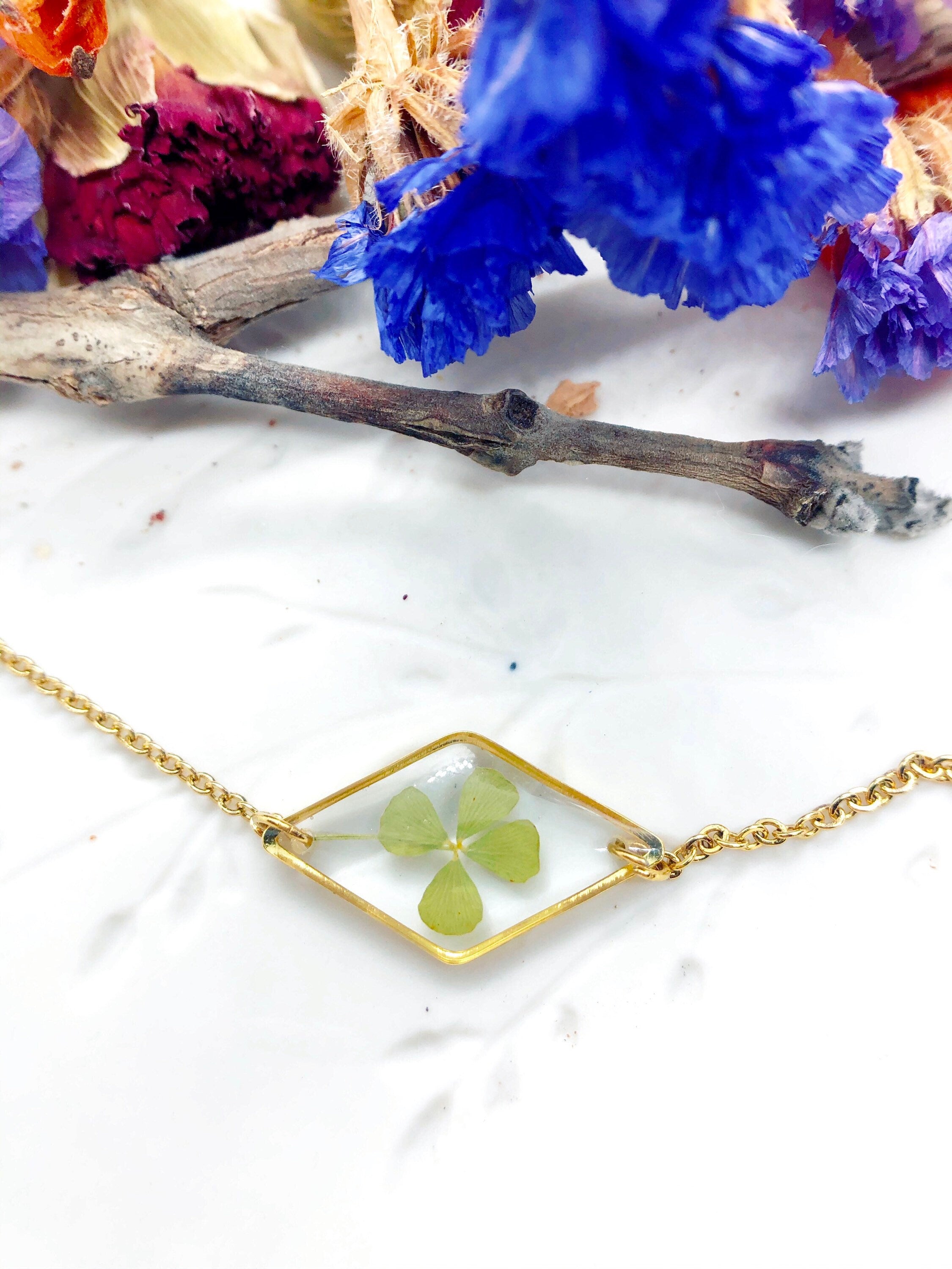 Terrarium woman bracelet real flower four-leaf clover lucky charm Resin pendant adjustable steel chain one size.Resin jewels