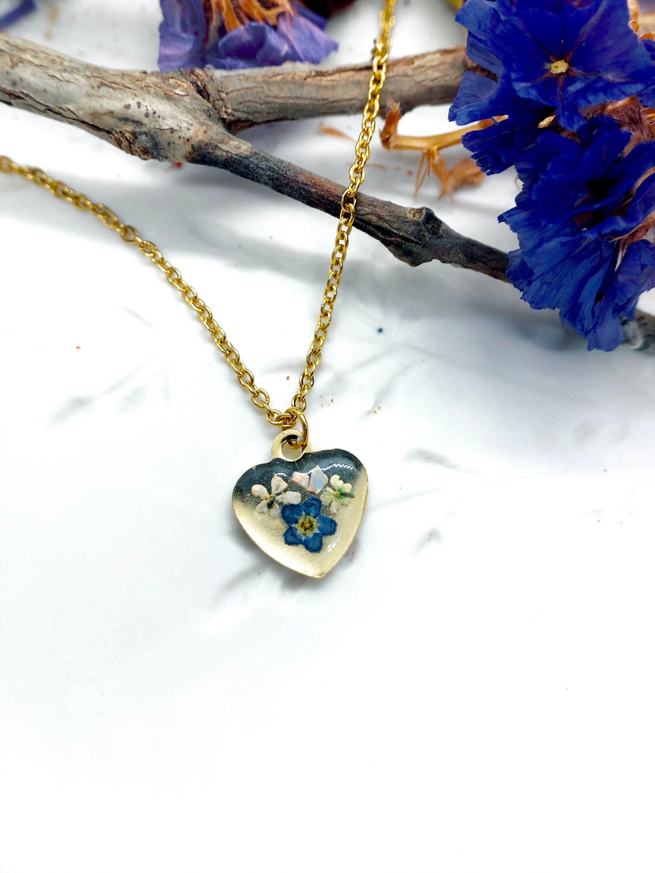 Collana micro ciondolo cuore fiori veri Forget me not scaglie opale in resina.Catenella acciaio dorato Gioielli fiore nontiscordardimé