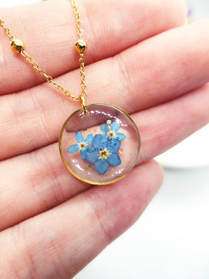 Collana fiori veri nontiscordardimé Forget me not in resina uv. Ciondolo cerchio oro catena acciaio.Gioielli resina.Fiori pressati essiccati