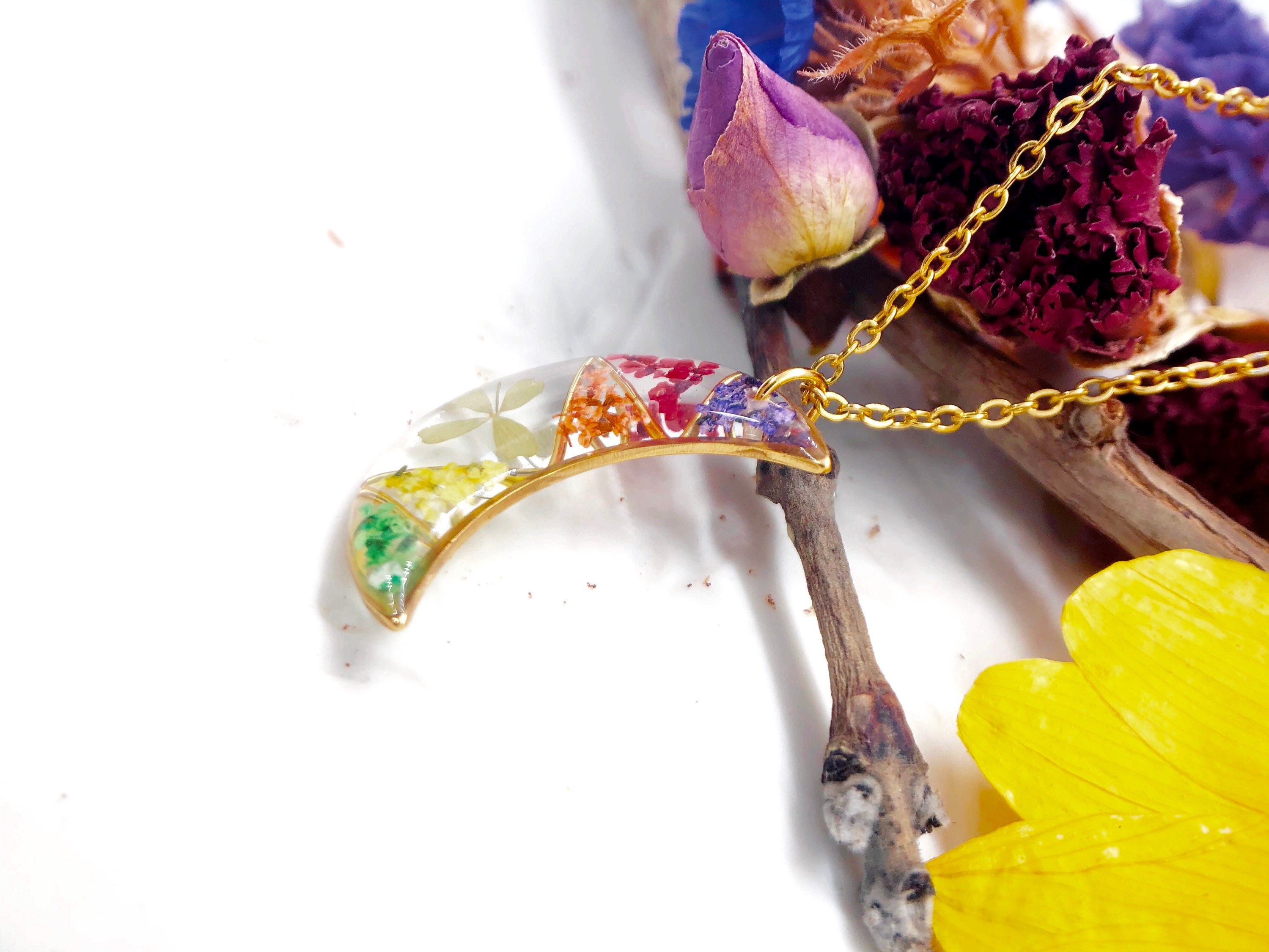 Collana Luna donna fiori veri in resina uv. Ciondolo Luna oro quadrifoglio e fiori arcobaleno.Gioielli resina.Fiori pressati essiccati