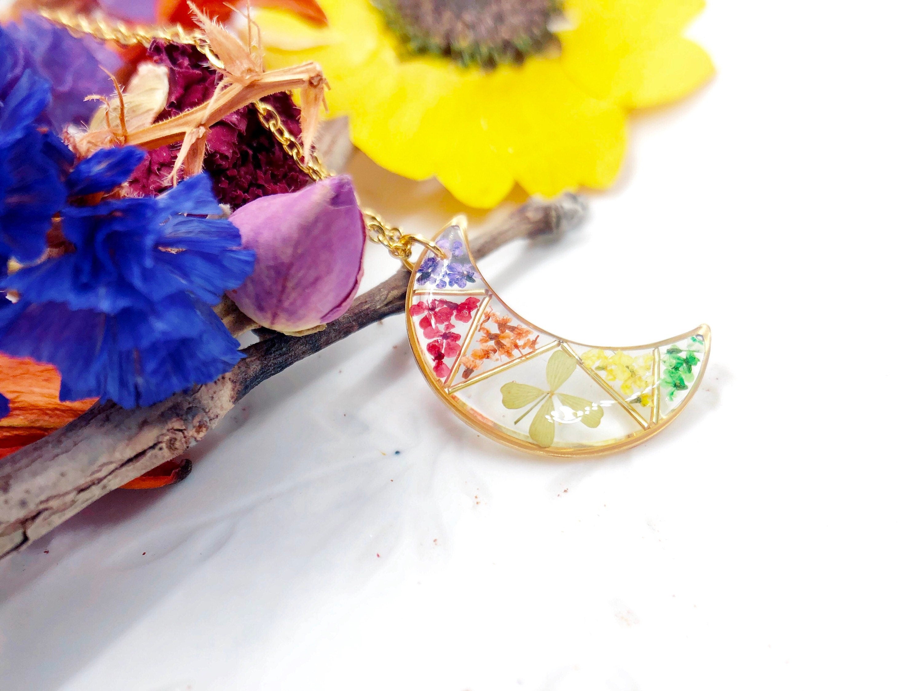 Collana Luna donna fiori veri in resina uv. Ciondolo Luna oro quadrifoglio e fiori arcobaleno.Gioielli resina.Fiori pressati essiccati