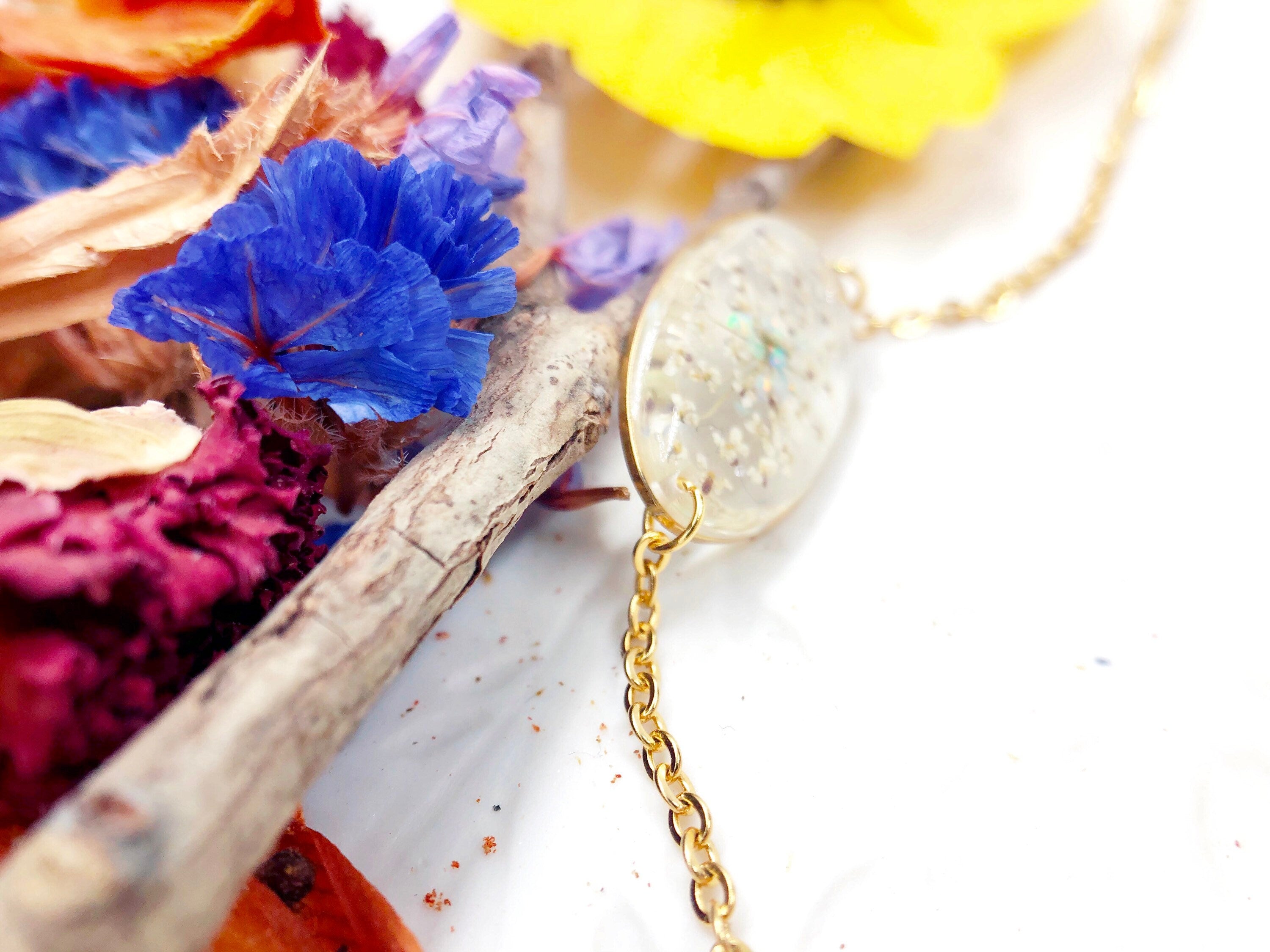 Woman terrarium flower bracelet real white lace Pendant in resin steel gold chain adjustable one size.Resin flowers jewels