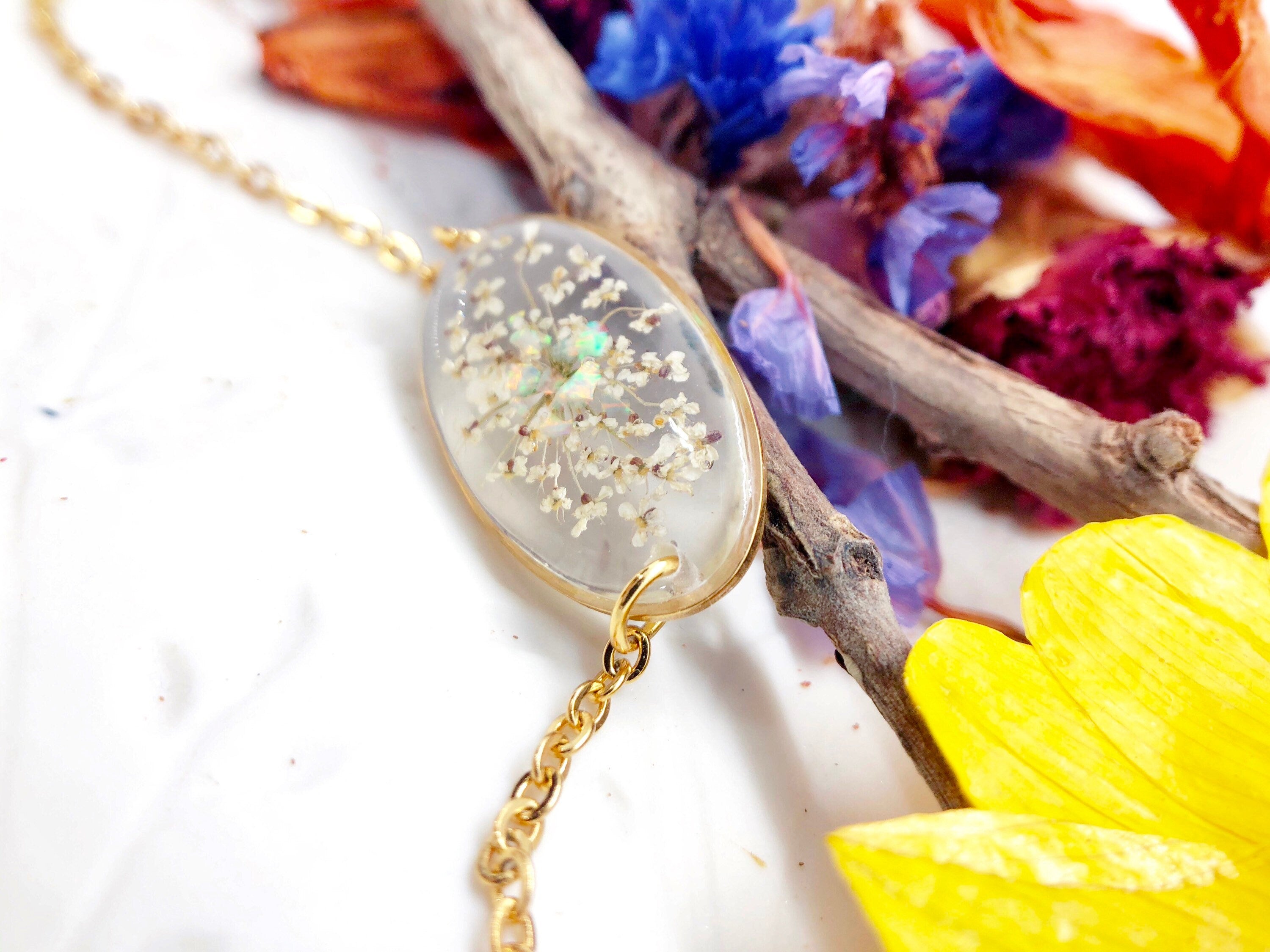 Woman terrarium flower bracelet real white lace Pendant in resin steel gold chain adjustable one size.Resin flowers jewels