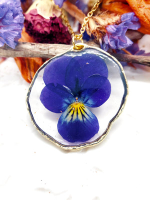 Collana donna fiore vero viola del pensiero essiccato pressato in resina.ciondolo pendente cerchio oro. Regalo unico. Accessorio fiore vero