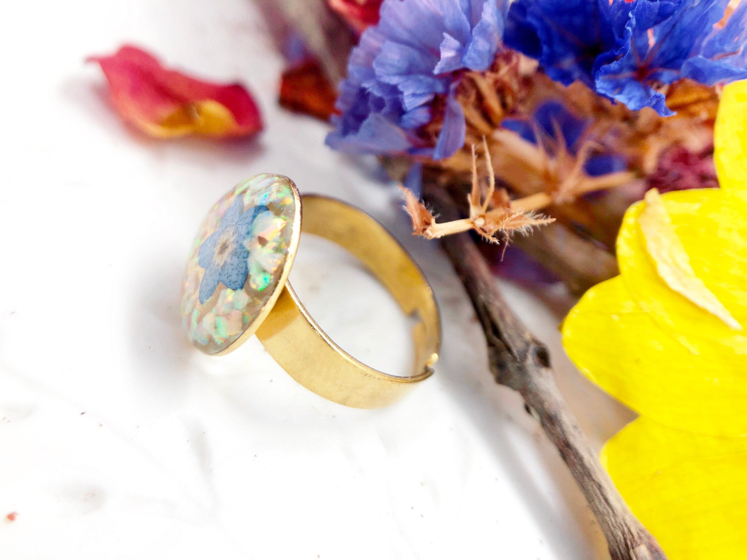 Anello donna fiore vero forget me not, nontiscordardimé , azzurro, scaglie opale arcobaleno. Anello taglia unica acciaio oro.