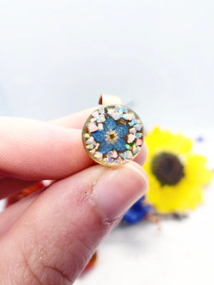 Anello donna fiore vero forget me not, nontiscordardimé , azzurro, scaglie opale arcobaleno. Anello taglia unica acciaio oro.