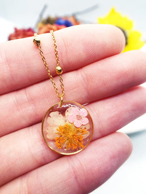 Collana donna pendente oro acciaio ciondolo fiori veri essiccati pressati in resina. Gioielli fiori veri resina. Collana fiori rosa arancio