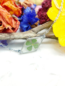 Collana donna ciondolo fiore vero quadrifoglio portafortuna in resina.Catenella acciaio argentato Gioielli botanical terrarium. Regalo