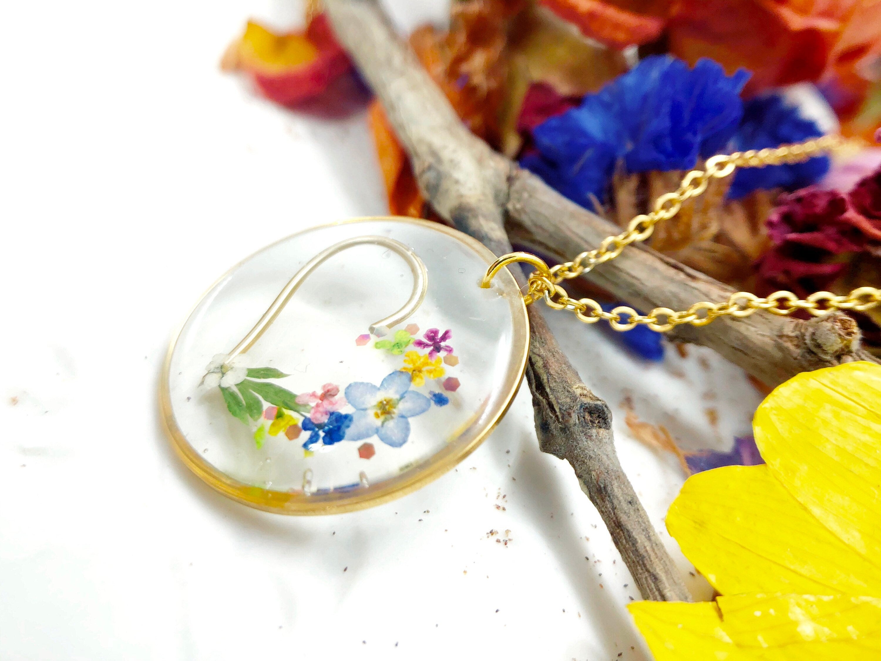 Woman necklace pendant gold steel heart pendant real dried flowers pressed in resin.Jewelry real resin flowers.Charm crystal necklace