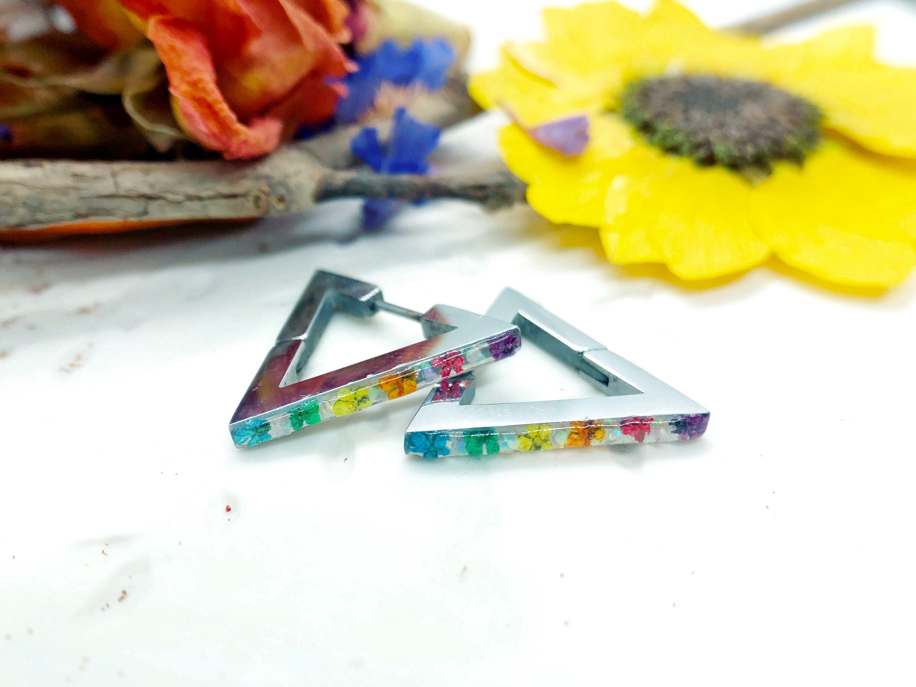 Orecchini donna al lobo triangolari in acciaio argento con fiori veri di pizzo arcobaleno. Gioielli fiori veri resina essiccati pressati