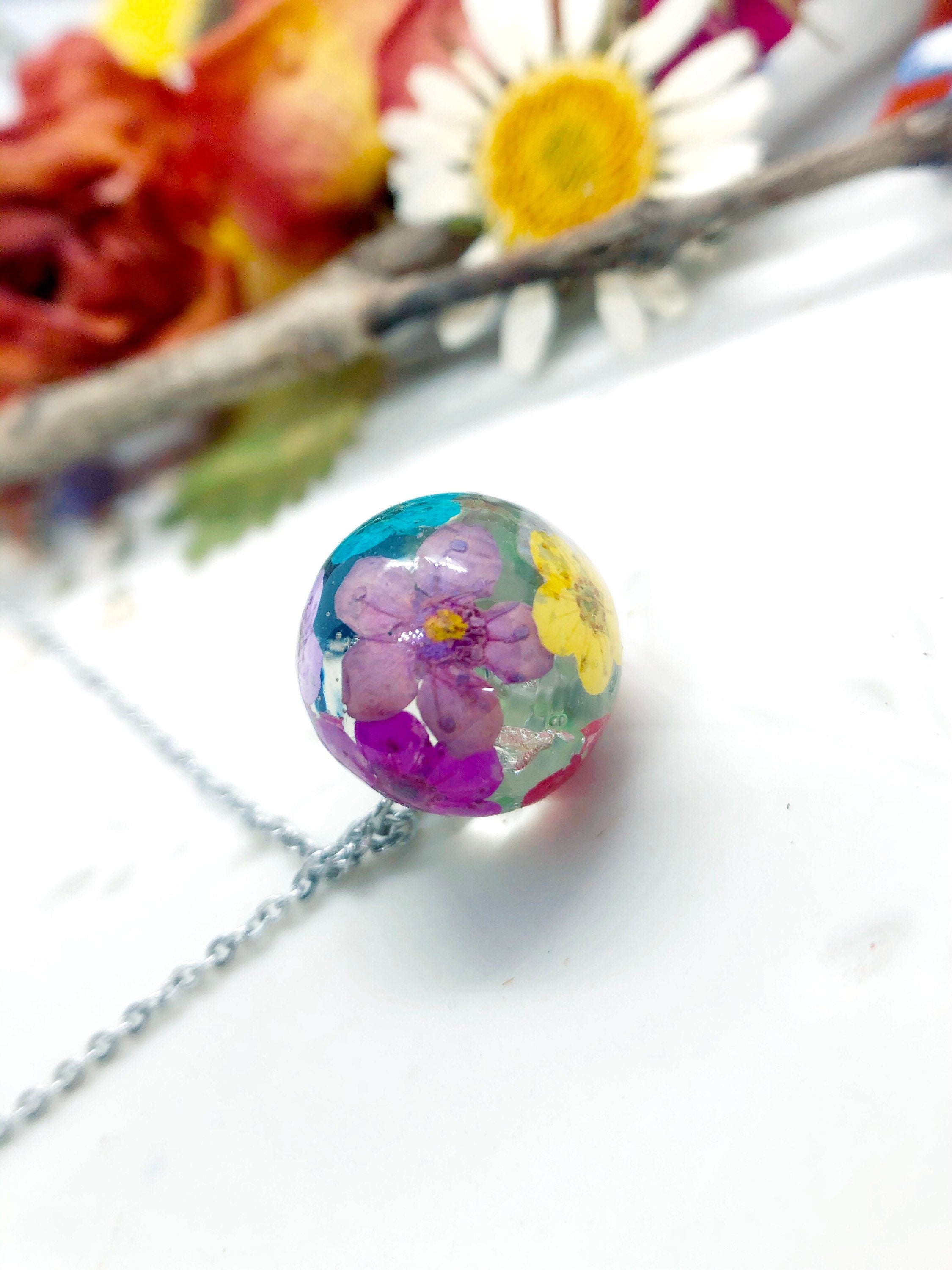 Collana catenina acciaio ciondolo resina UV gemma sfera palla fiori veri Arcobaleno. Gioielli fiori veri essiccati pressati resina