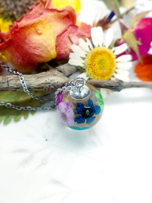 Collana catenina acciaio ciondolo resina UV gemma sfera palla fiori veri Arcobaleno. Gioielli fiori veri essiccati pressati resina