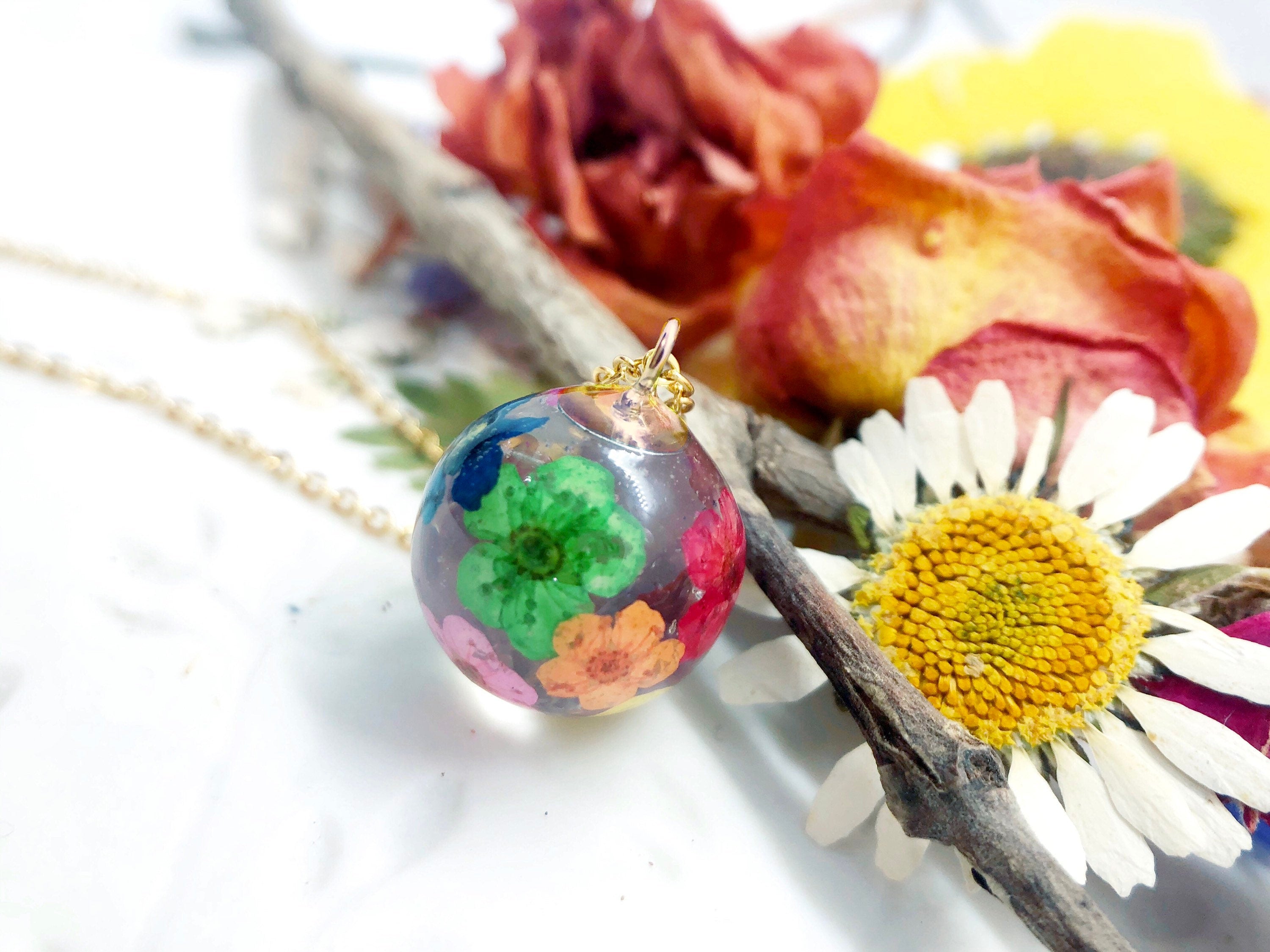 Collana catenina acciaio oro ciondolo resina UV gemma sfera palla fiori veri Arcobaleno. Gioielli fiori veri essiccati pressati resina