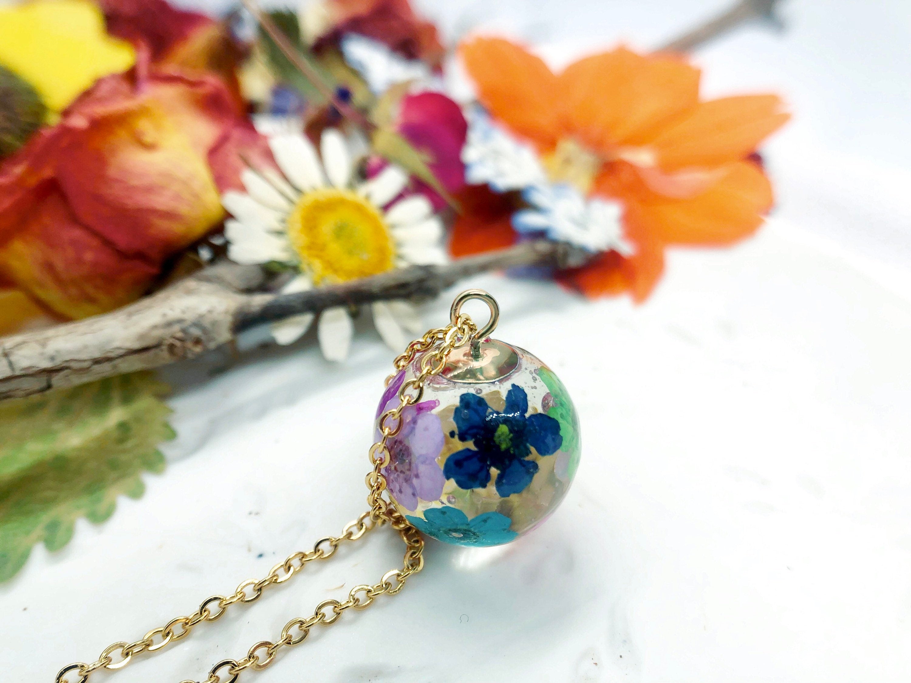 Collana catenina acciaio oro ciondolo resina UV gemma sfera palla fiori veri Arcobaleno. Gioielli fiori veri essiccati pressati resina