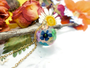 Collana catenina acciaio oro ciondolo resina UV gemma sfera palla fiori veri Arcobaleno. Gioielli fiori veri essiccati pressati resina