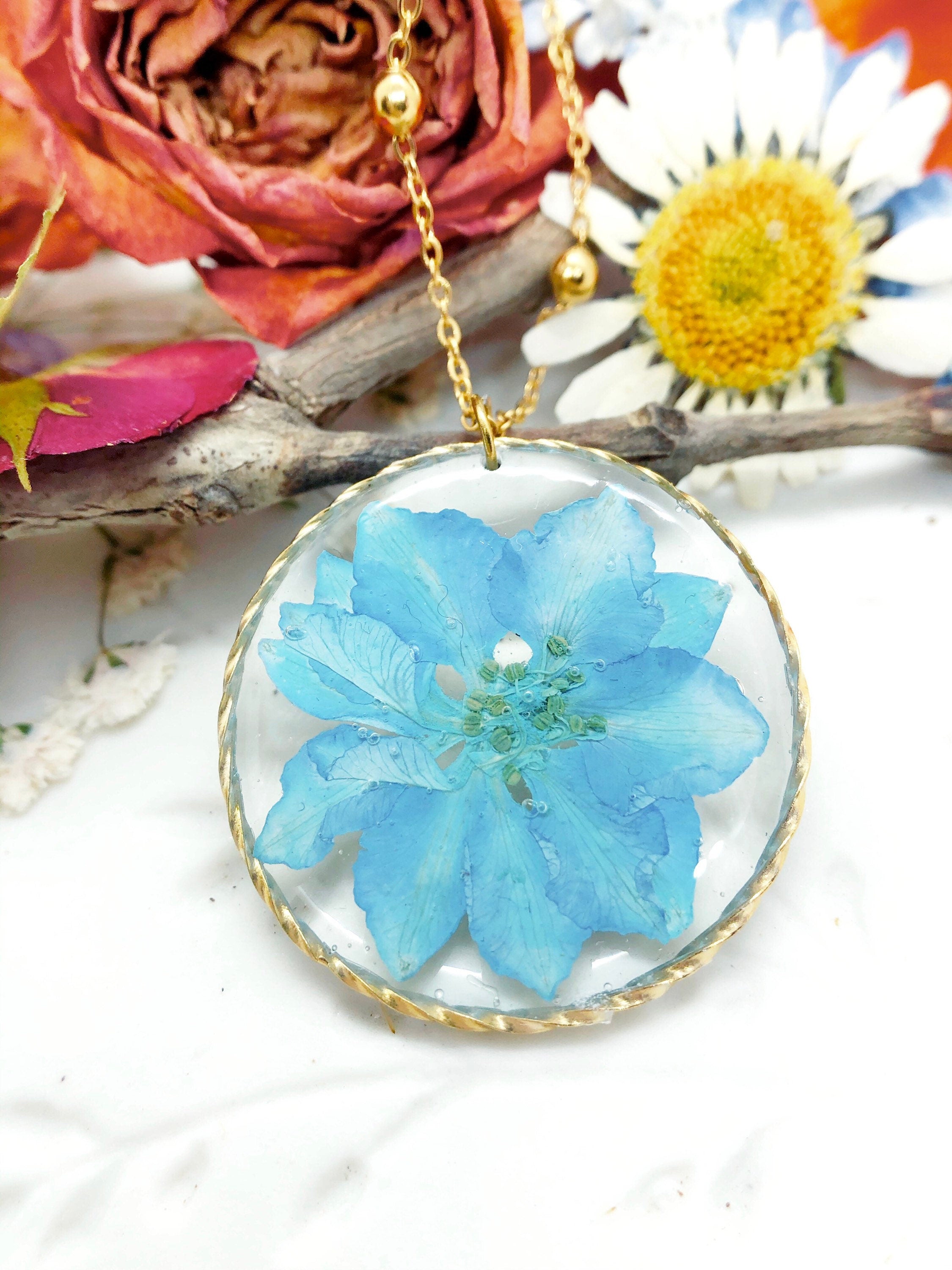 Collana donna ciondolo cerchio fiore vero Larkspur Delphinium azzurro resina Catenella acciaio oro Gioielli fiori essiccati pressati