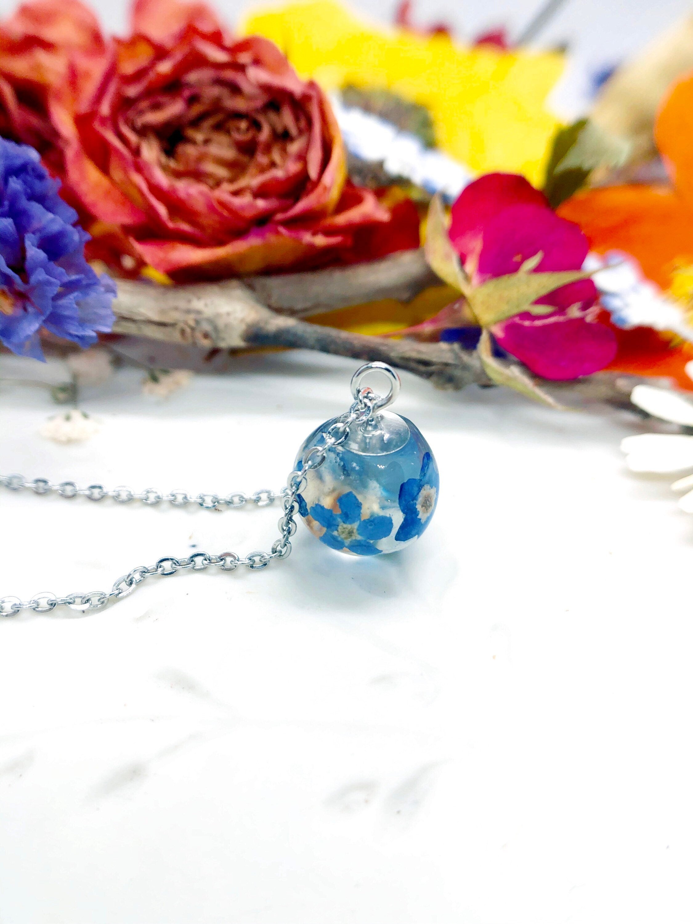 Collana mini sfera fiori veri nontiscordardimé Forget me not resina uv.Ciondolo catenella acciaio. Gioielli resina.Fiori pressati essiccati