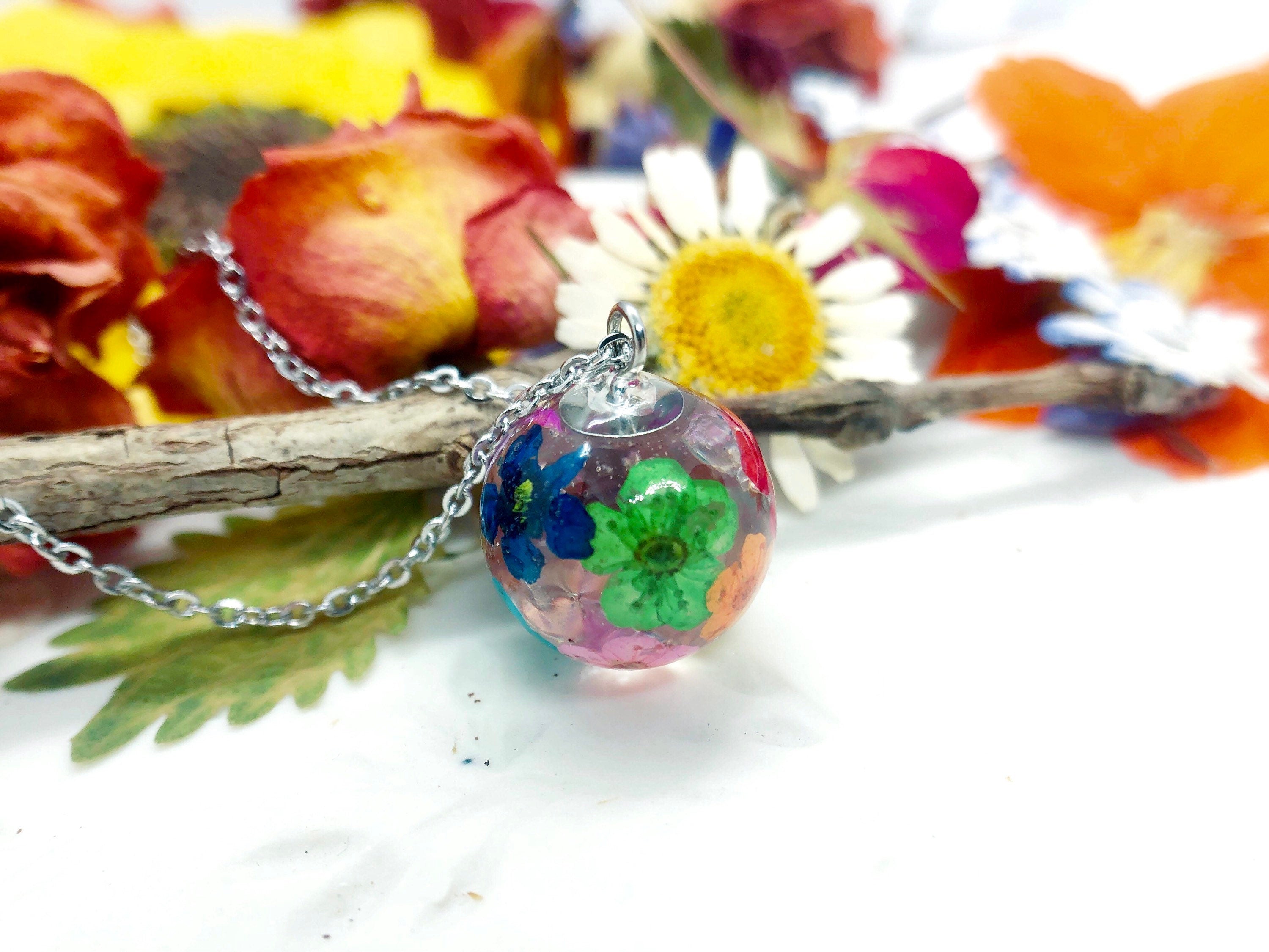 Collana catenina acciaio ciondolo resina UV gemma sfera palla fiori veri Arcobaleno. Gioielli fiori veri essiccati pressati resina