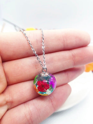 Collana catenina acciaio ciondolo resina UV gemma sfera palla fiori veri Arcobaleno. Gioielli fiori veri essiccati pressati resina