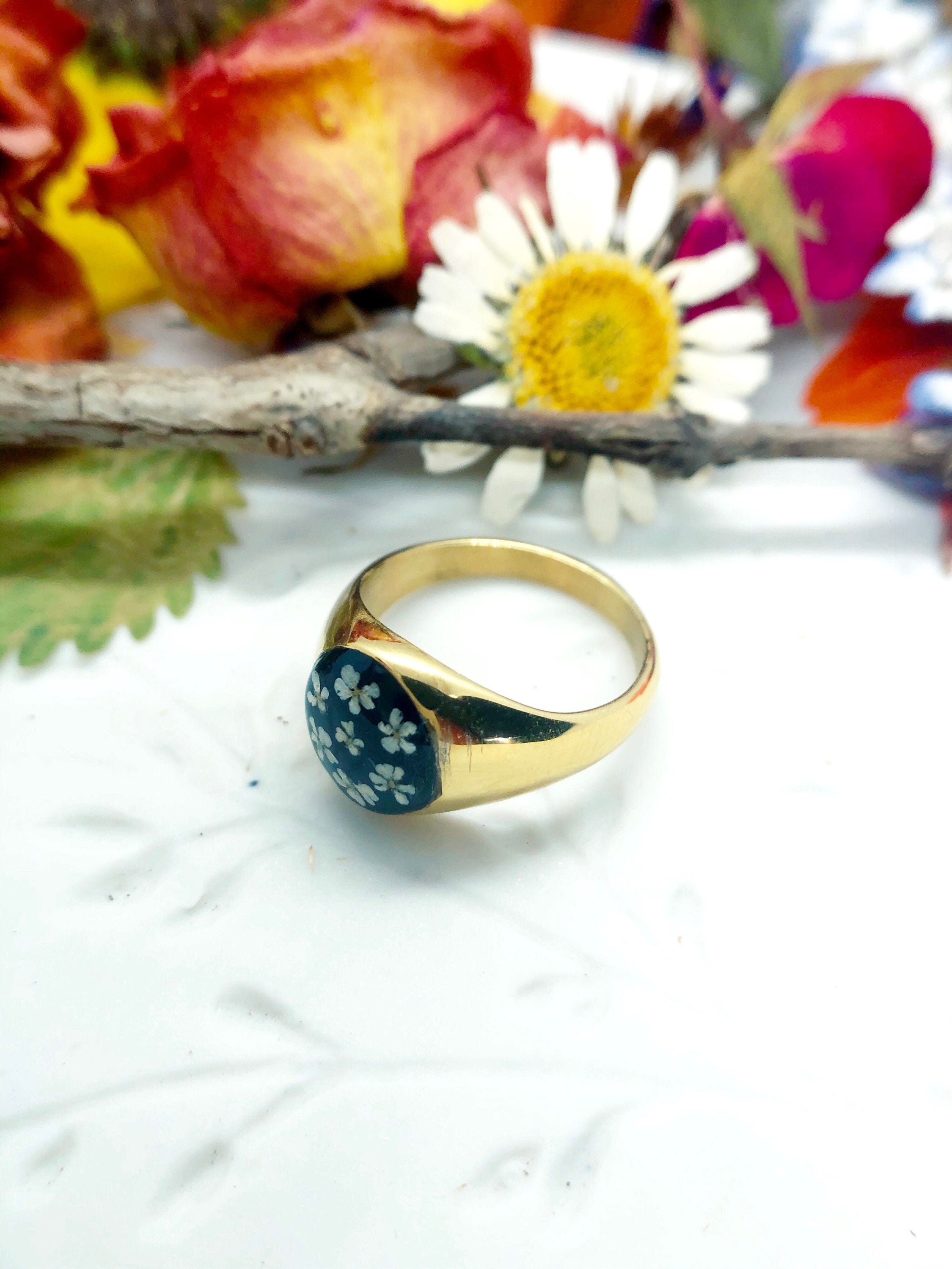 Anello donna acciaio oro fiori veri pizzo regina Anna gemma nera in resina. Anello vintage taglia 8.5US diametro 1.86cm Gioielli fiori veri