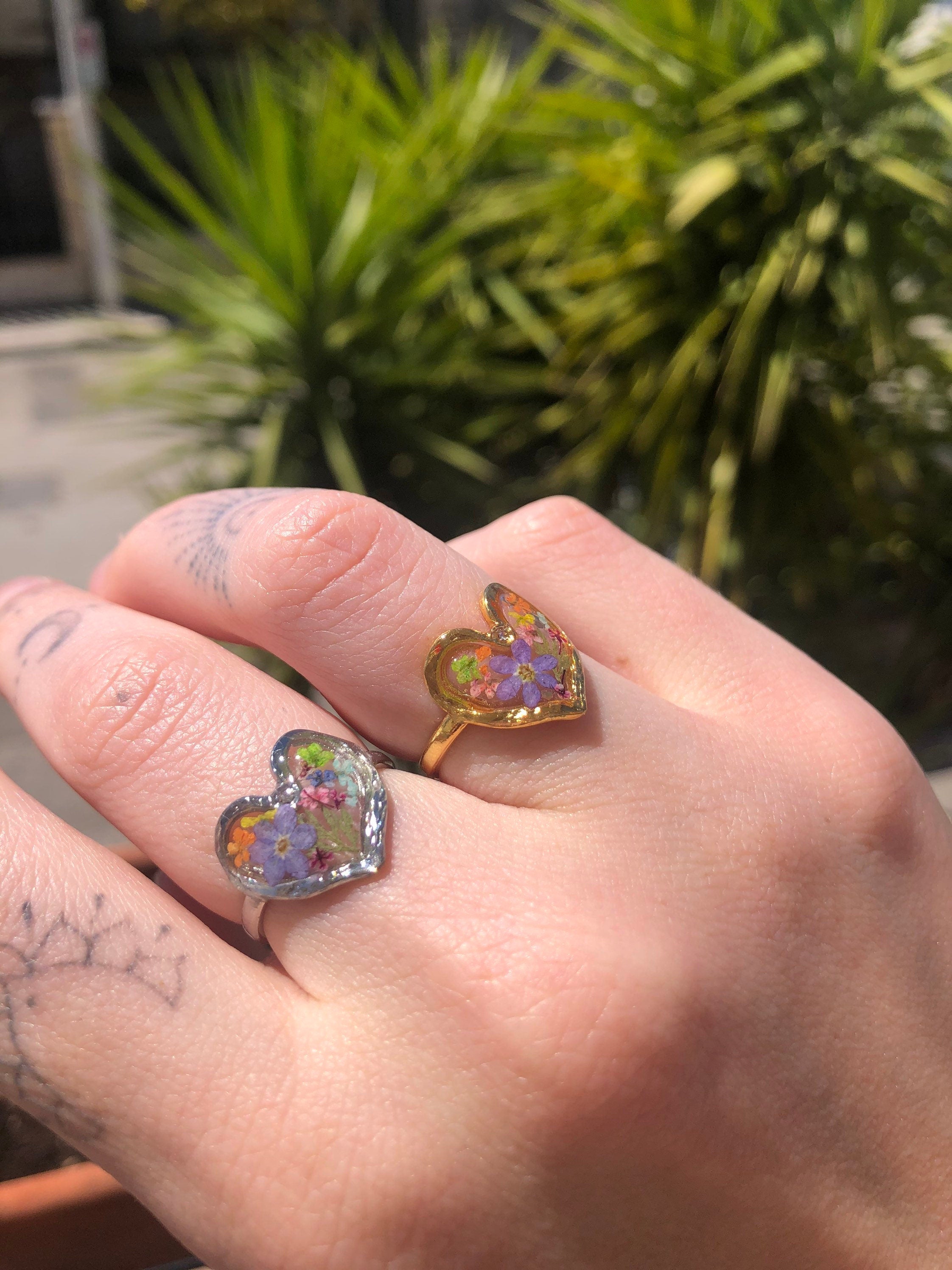 Anello cuore fiori veri in resina.anello acciaio oro inossidabile fiori nontiscordardimé . Anello taglia unica regolabile.Anello resina