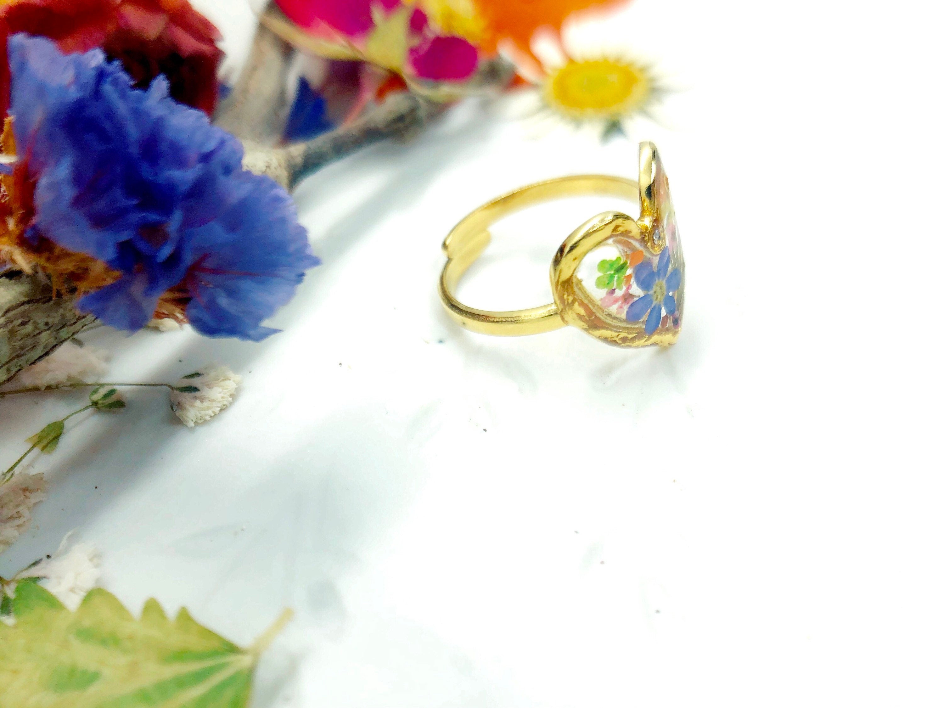 Anello cuore fiori veri in resina.anello acciaio oro inossidabile fiori nontiscordardimé . Anello taglia unica regolabile.Anello resina