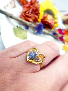 Anello cuore fiori veri in resina.anello acciaio oro inossidabile fiori nontiscordardimé . Anello taglia unica regolabile.Anello resina