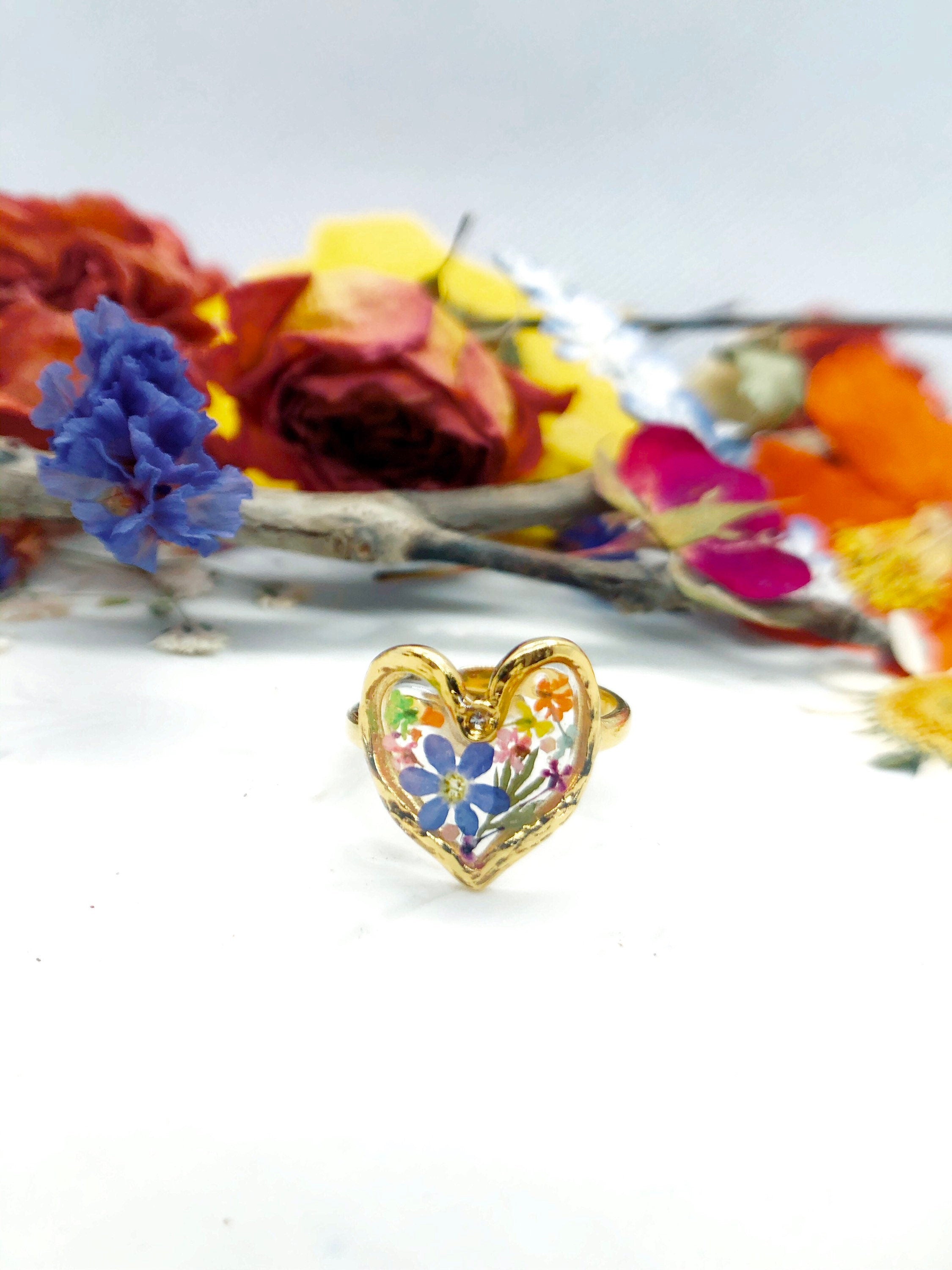 Anello cuore fiori veri in resina.anello acciaio oro inossidabile fiori nontiscordardimé . Anello taglia unica regolabile.Anello resina