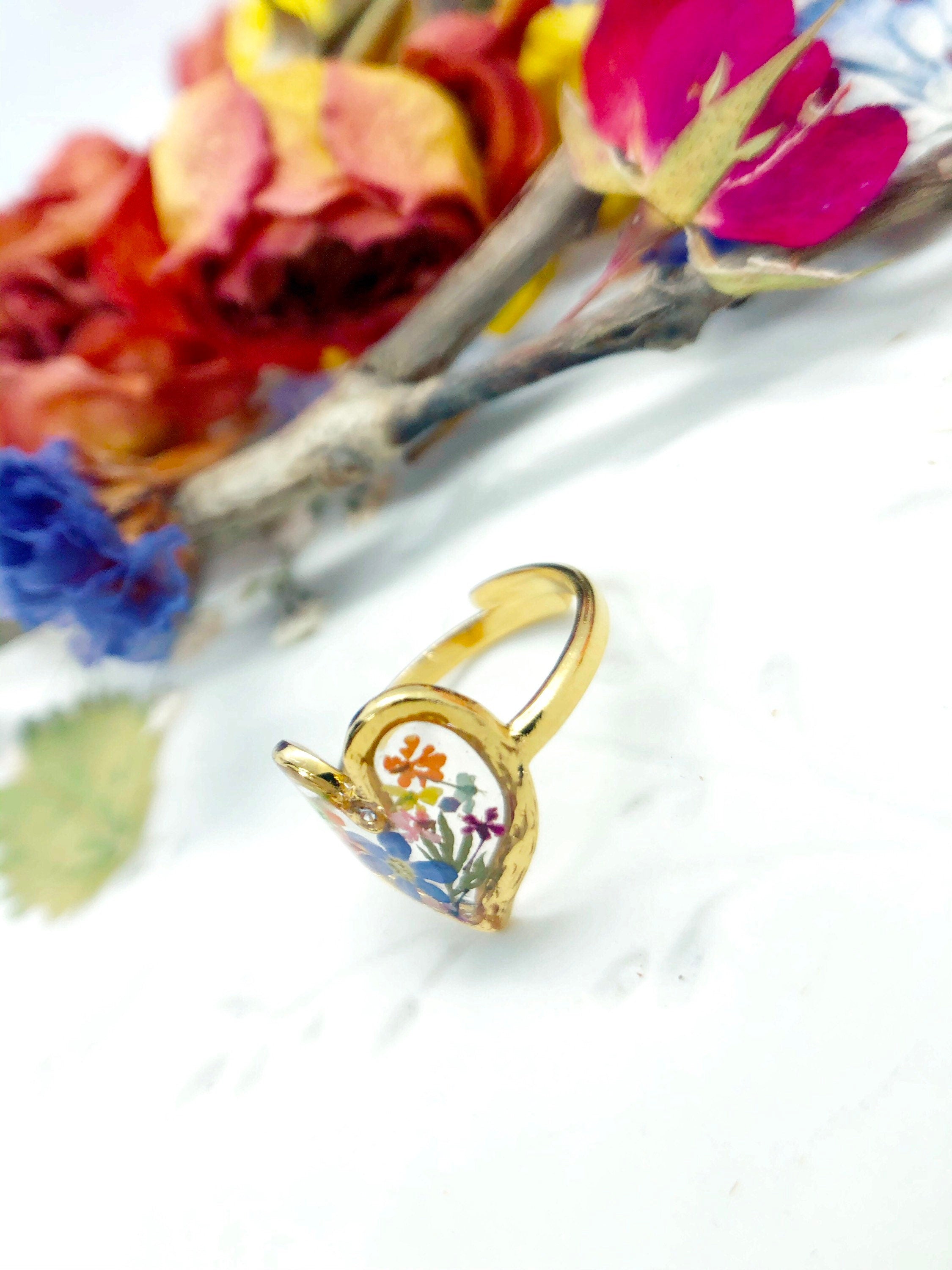 Anello cuore fiori veri in resina.anello acciaio oro inossidabile fiori nontiscordardimé . Anello taglia unica regolabile.Anello resina