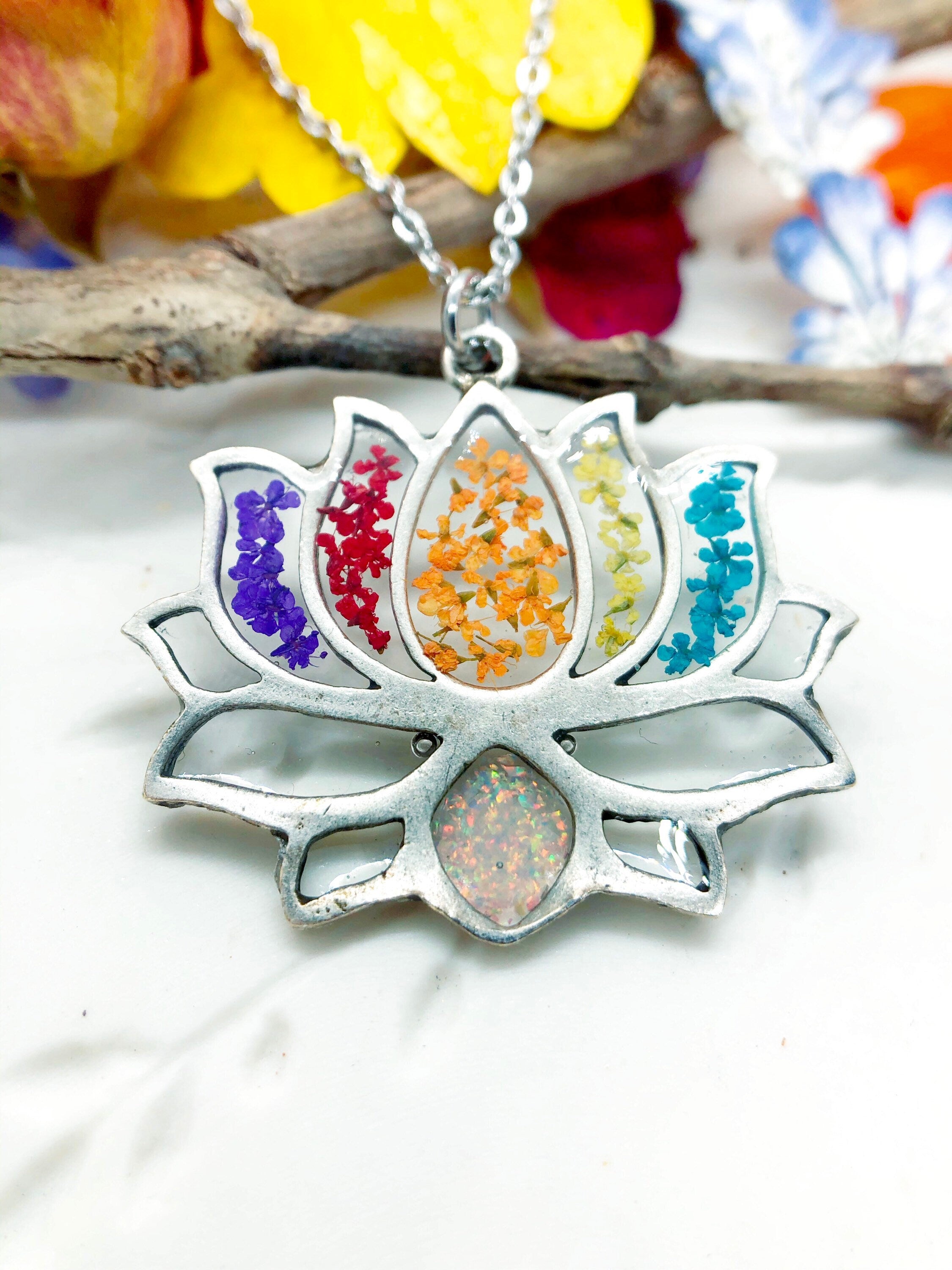 Collana bigiotteria donna pendente fiore di loto argento arcobaleno. Ciondolo fiori veri con catenella acciaio argento.Gioielli resina